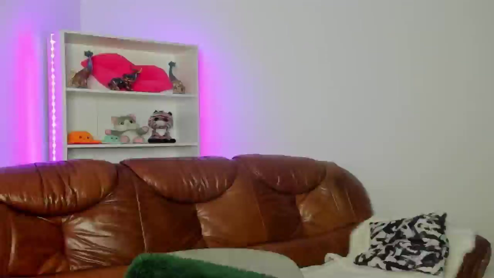 Gallery image thumbnail from TanyaGold01's myfreecams stream on, 10/18/2024, 09:28 image 16 of 20