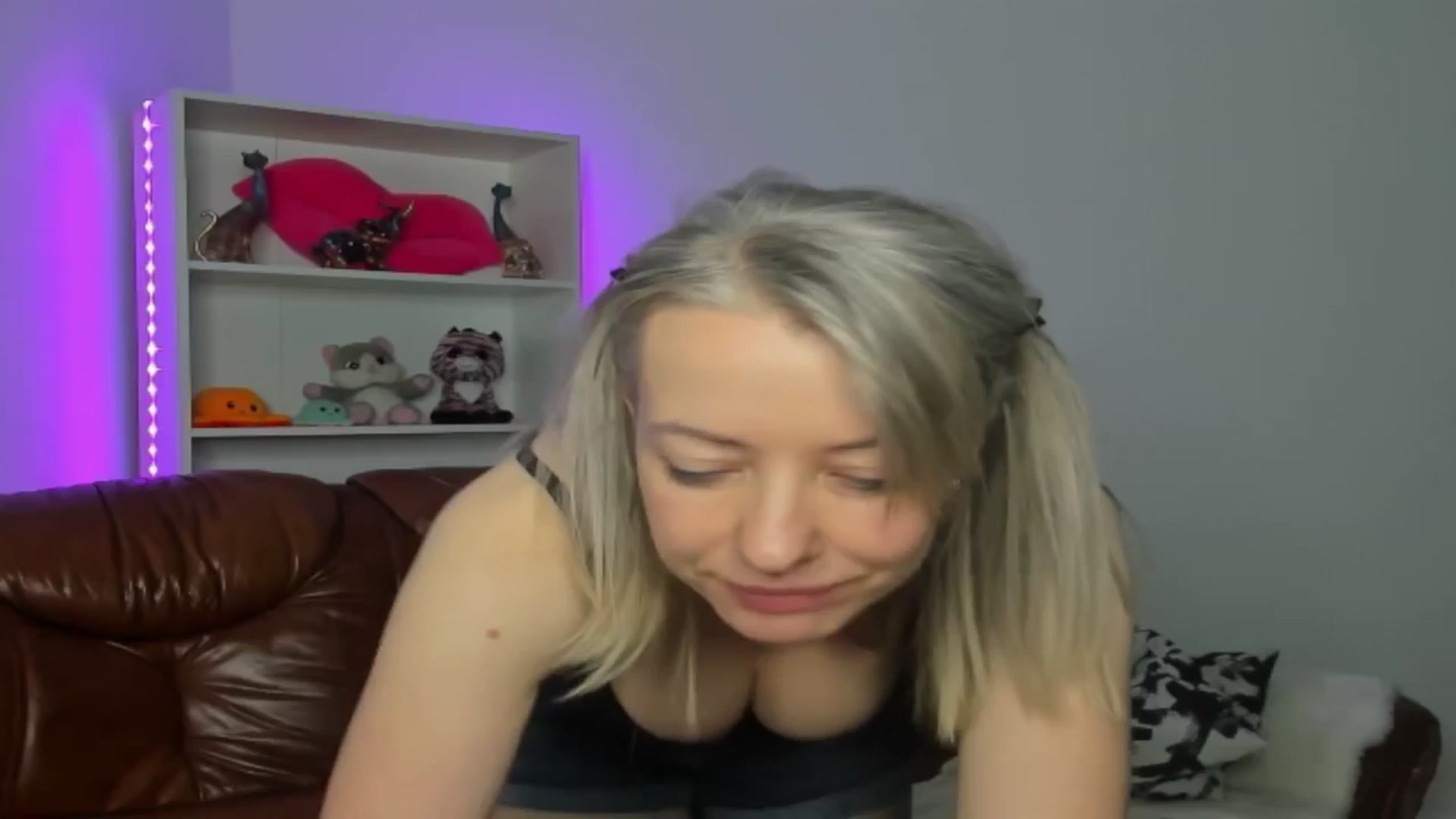 Gallery image thumbnail from TanyaGold01's myfreecams stream on, 10/19/2024, 11:52 image 17 of 20