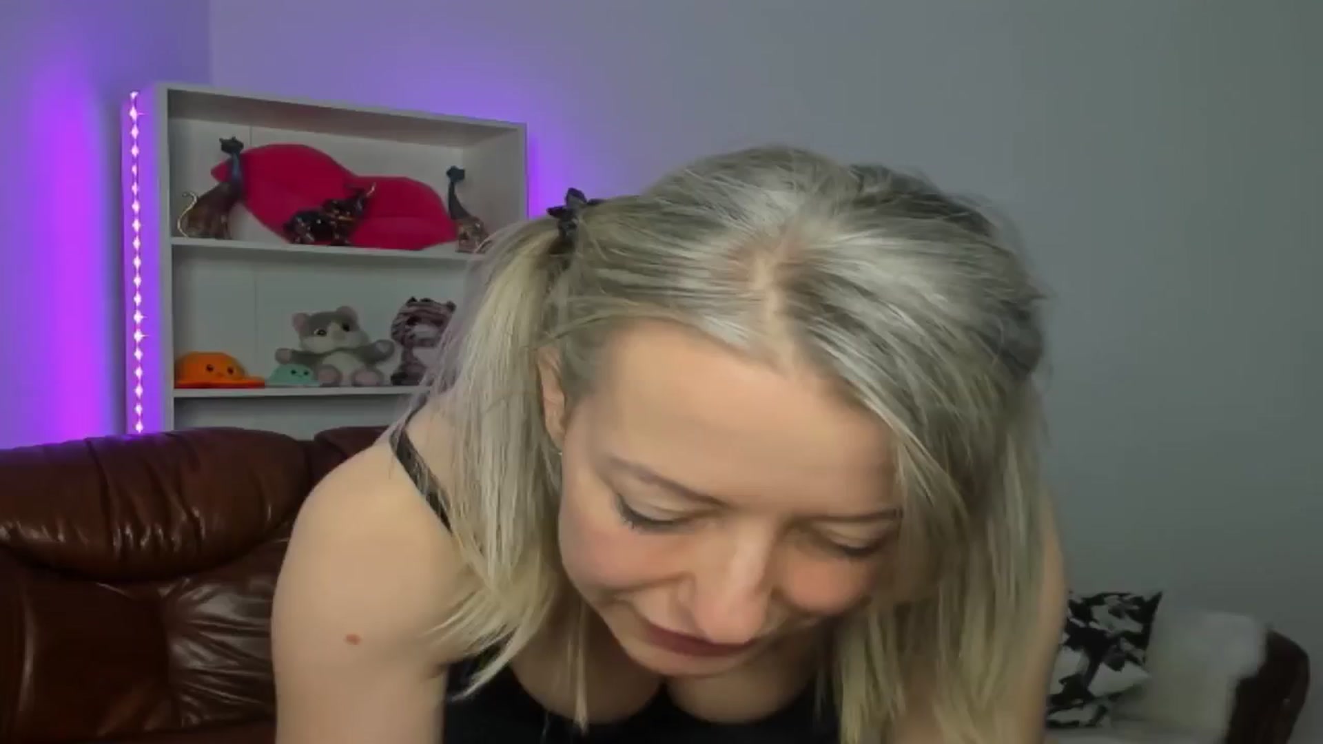 Gallery image thumbnail from TanyaGold01's myfreecams stream on, 10/19/2024, 11:52 image 16 of 20