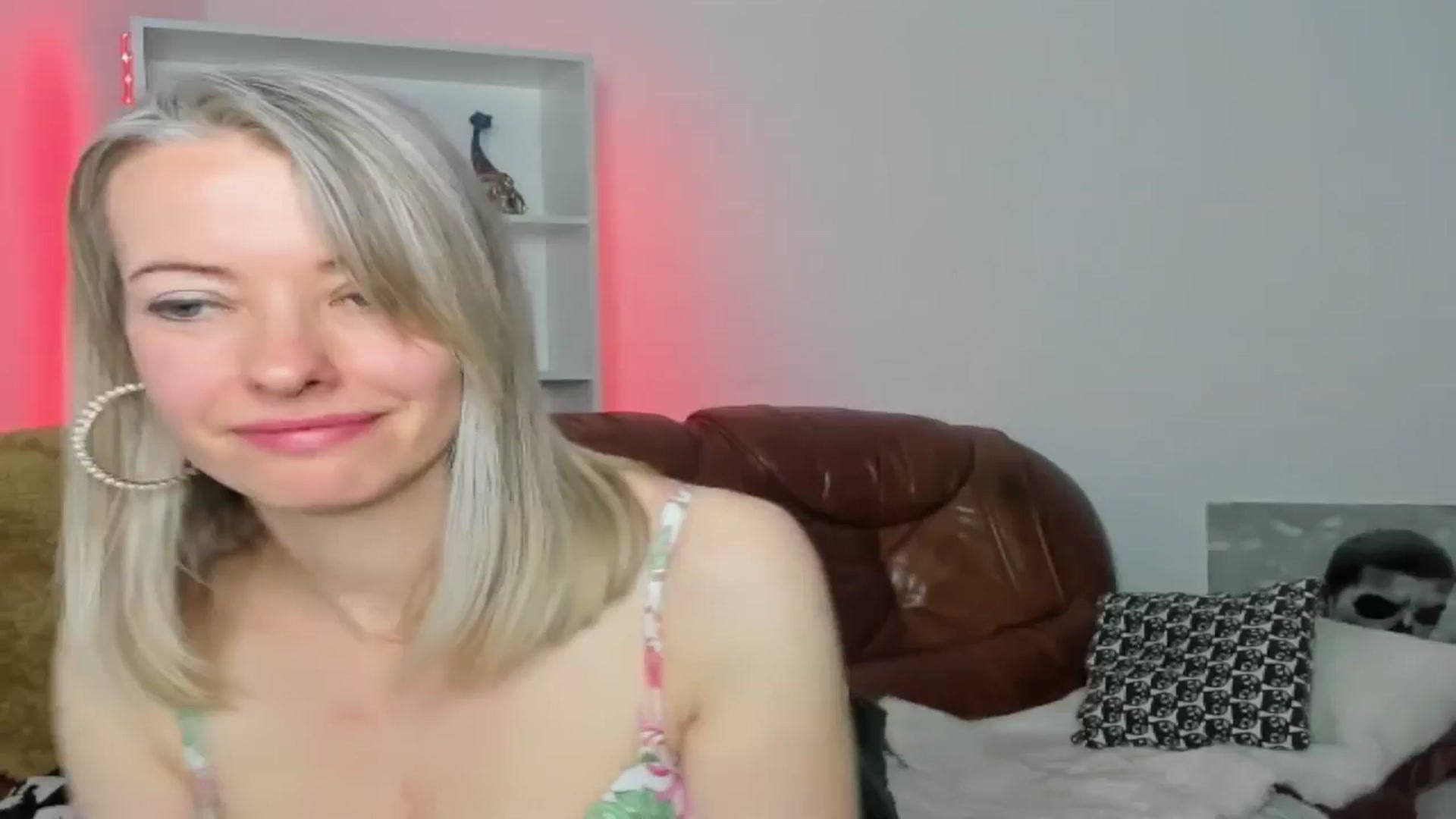 Gallery image thumbnail from TanyaGold01's myfreecams stream on, 12/08/2024, 14:15 image 1 of 20