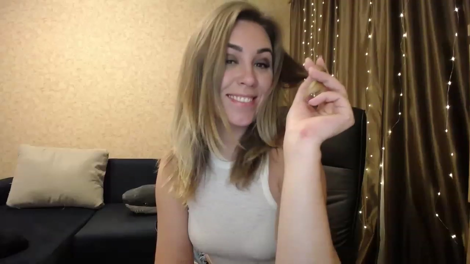 Gallery image thumbnail from Tarot__Reader's myfreecams stream on, 12/15/2022, 03:18 image 15 of 20
