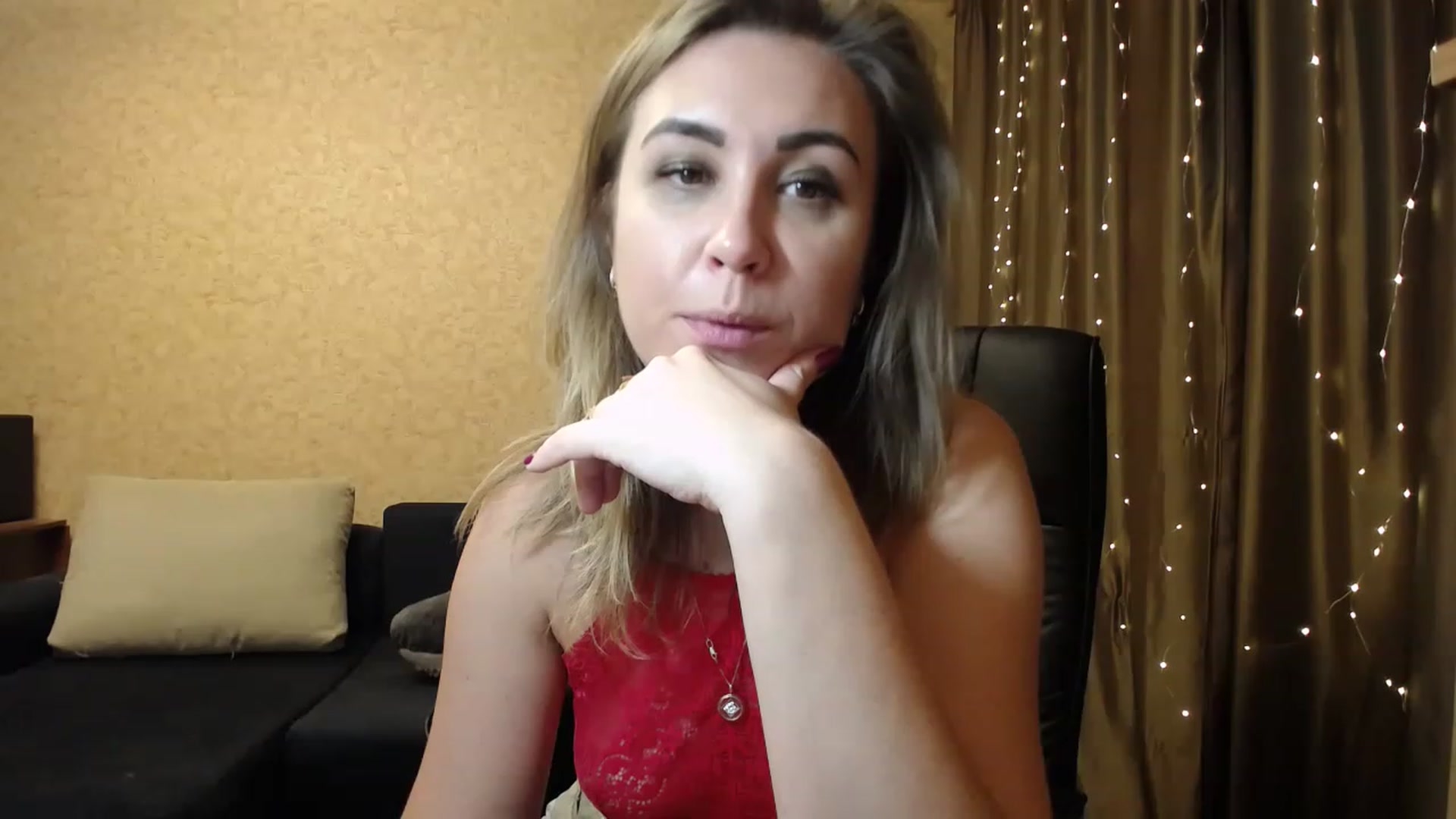 Gallery image thumbnail from Tarot__Reader's myfreecams stream on, 12/16/2022, 03:44 image 15 of 20