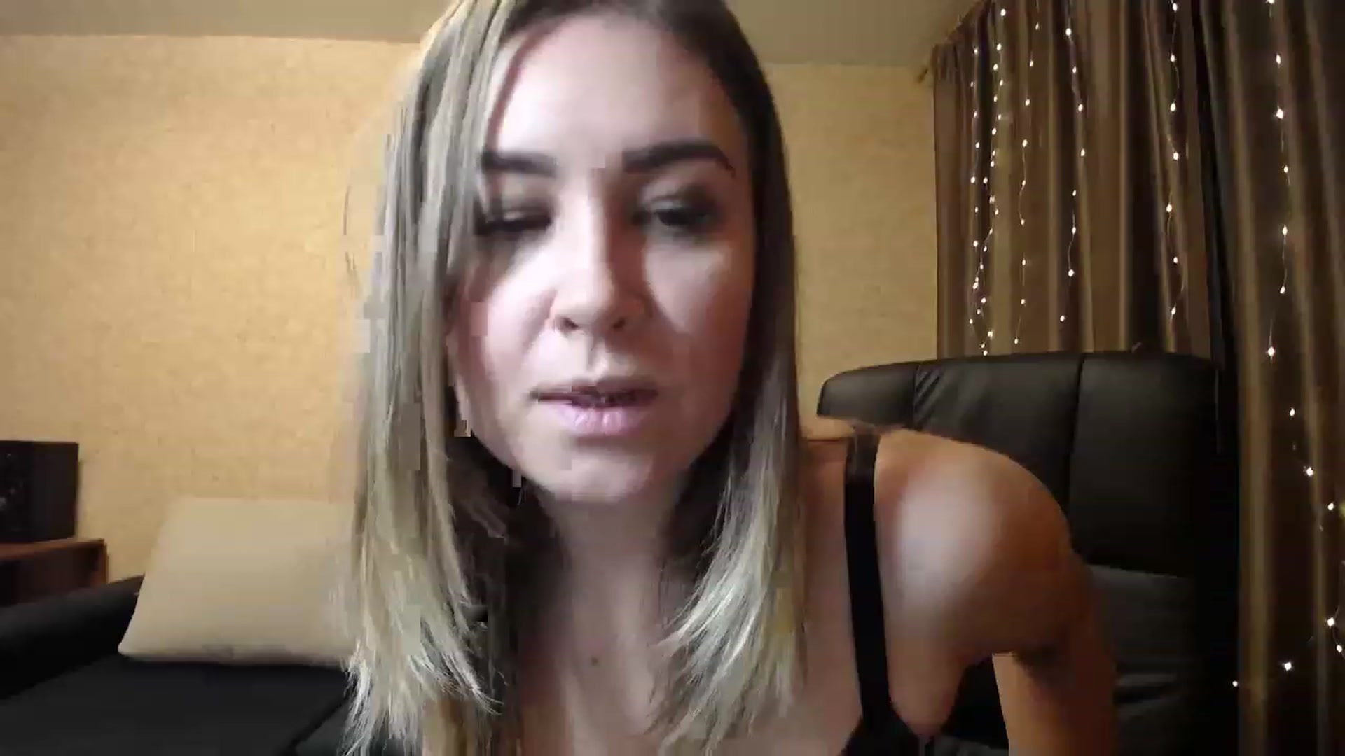 Gallery image thumbnail from Tarot__Reader's myfreecams stream on, 12/17/2022, 01:41 image 19 of 20