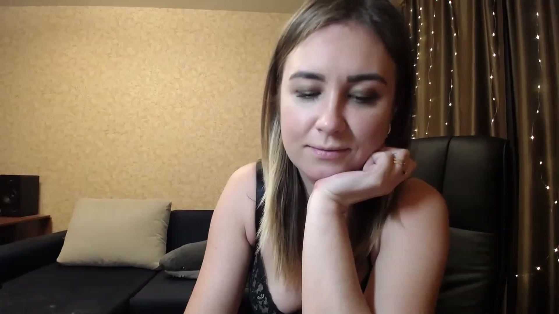 Gallery image thumbnail from Tarot__Reader's myfreecams stream on, 12/17/2022, 04:58 image 19 of 20