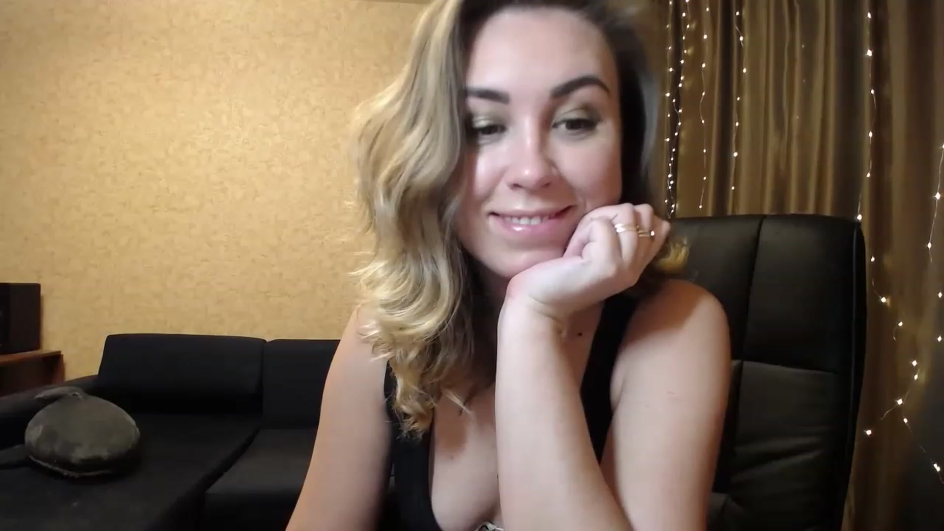 Gallery image thumbnail from Tarot__Reader's myfreecams stream on, 12/19/2022, 02:38 image 10 of 20