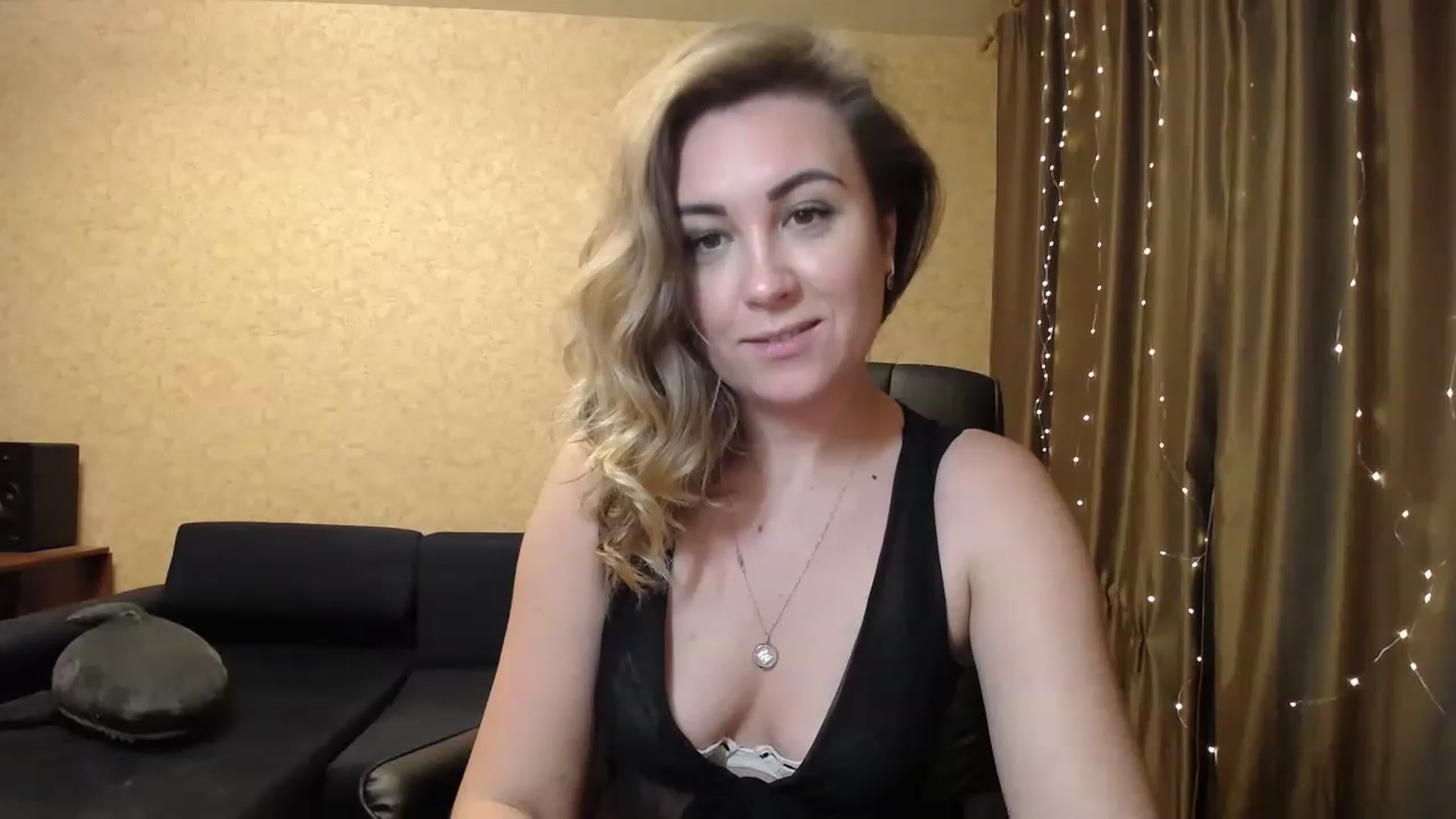 Gallery image thumbnail from Tarot__Reader's myfreecams stream on, 12/19/2022, 04:05 image 1 of 20