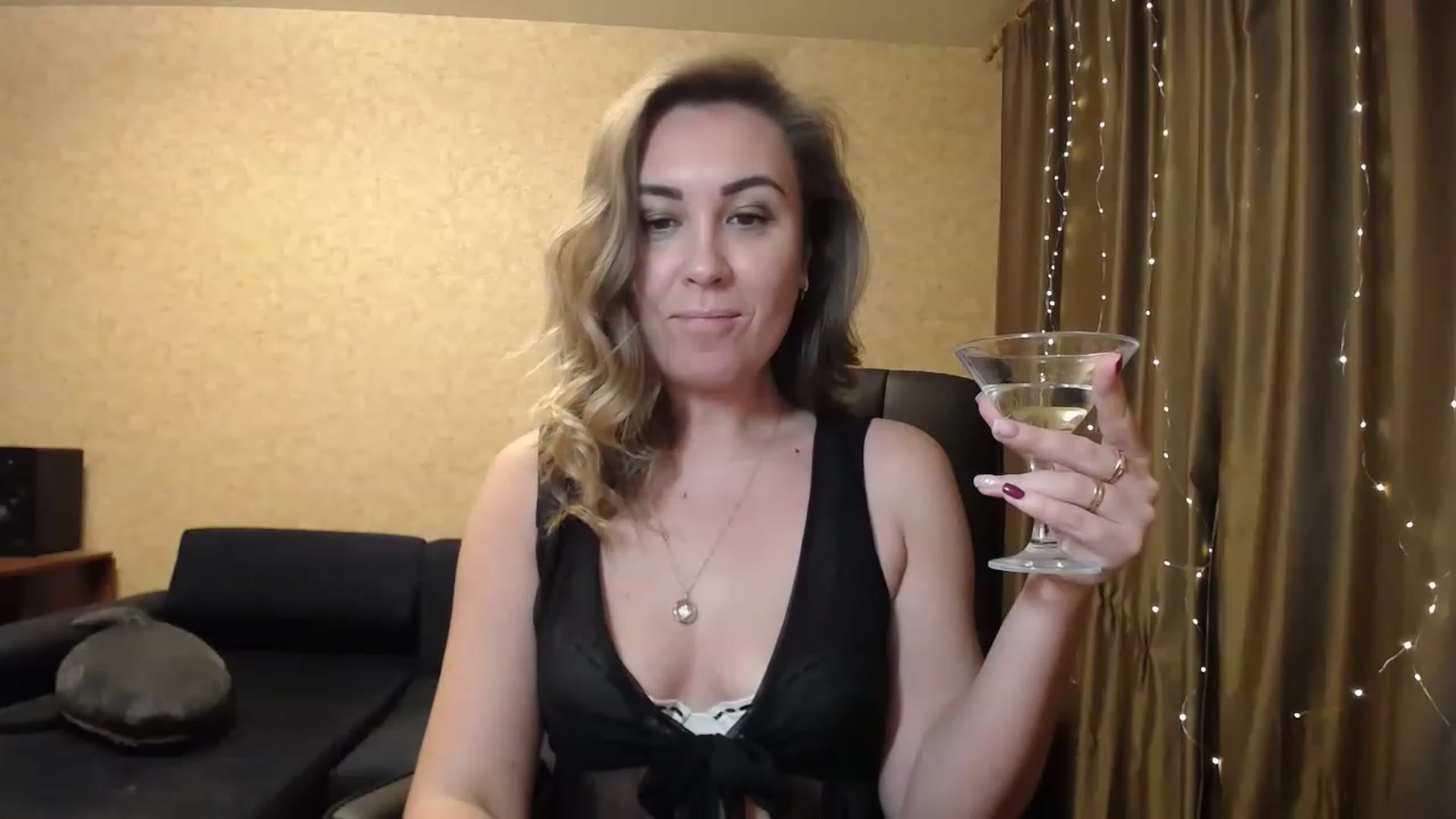 Gallery image thumbnail from Tarot__Reader's myfreecams stream on, 12/19/2022, 04:05 image 2 of 20