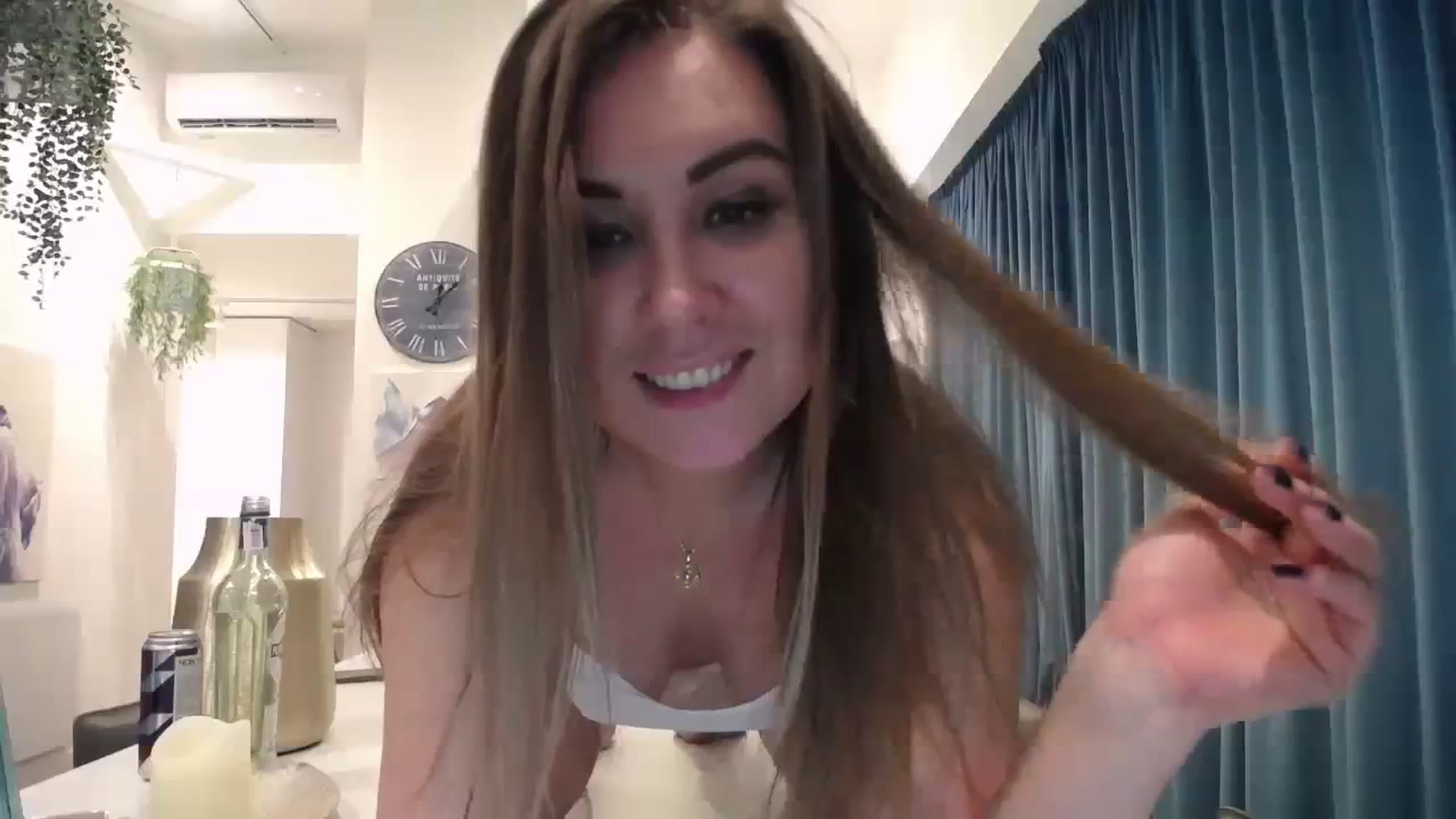 Gallery image thumbnail from Tarot__Reader's myfreecams stream on, 02/18/2024, 22:39 image 8 of 20