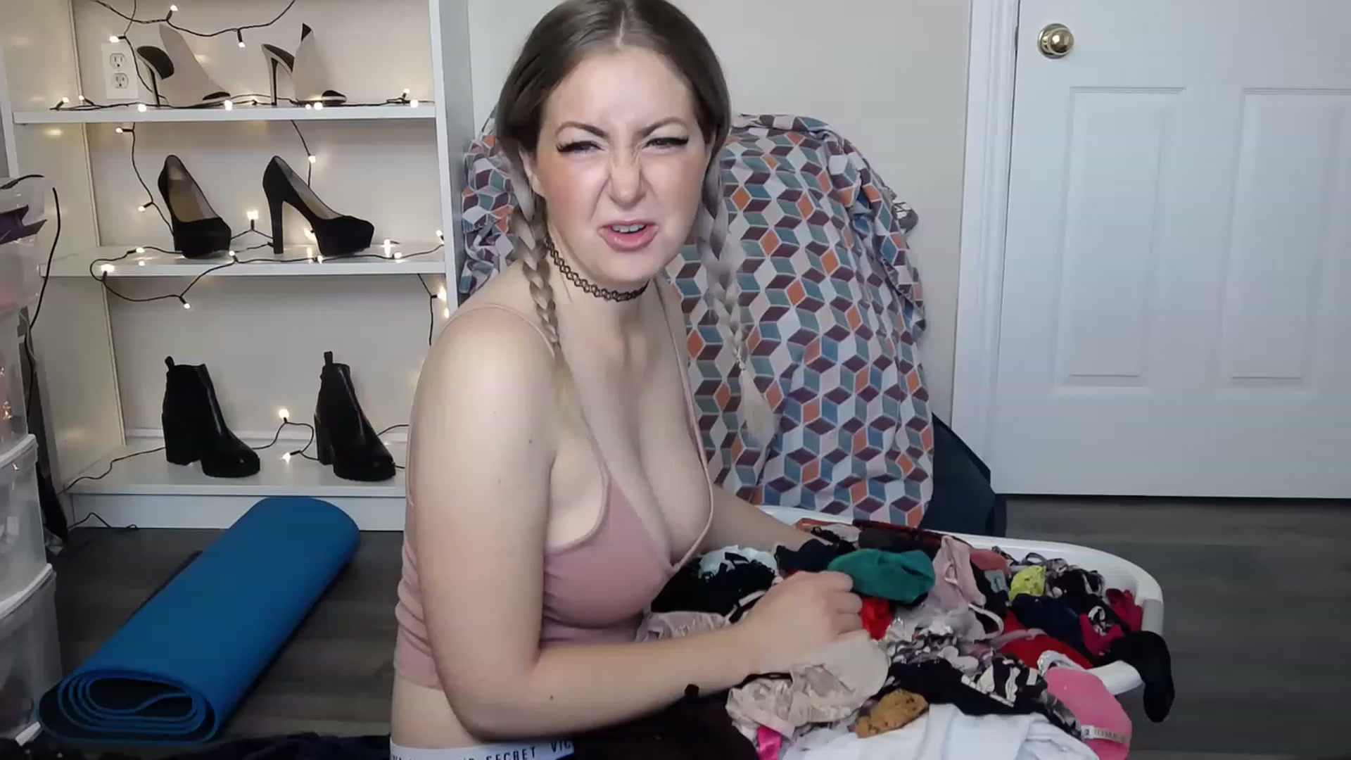 Gallery image thumbnail from Tarra_Rose's myfreecams stream on, 04/27/2023, 19:29 image 2 of 20