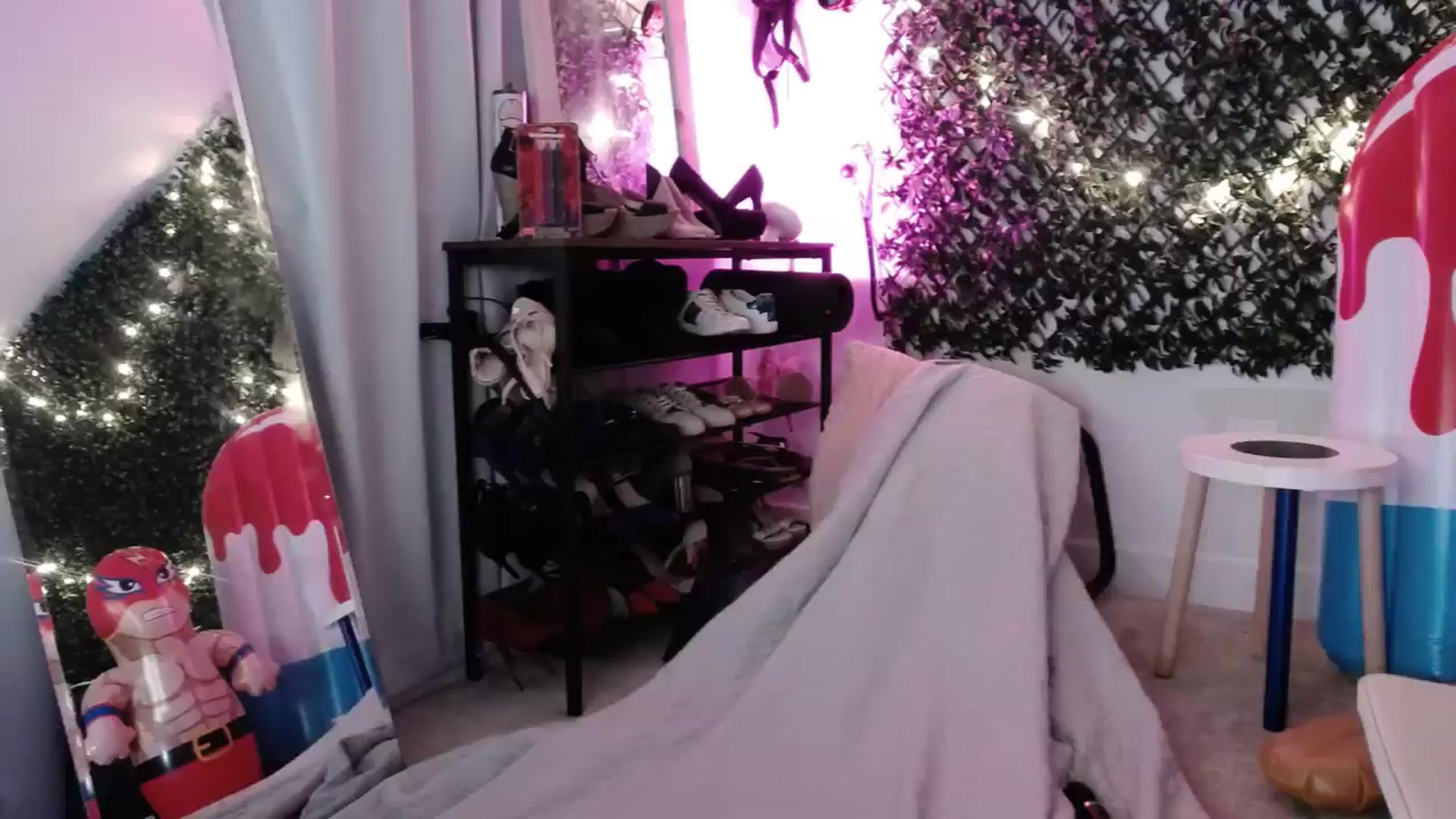 Gallery image thumbnail from Tarra_Rose's myfreecams stream on, 06/02/2025, 02:46 image 17 of 20