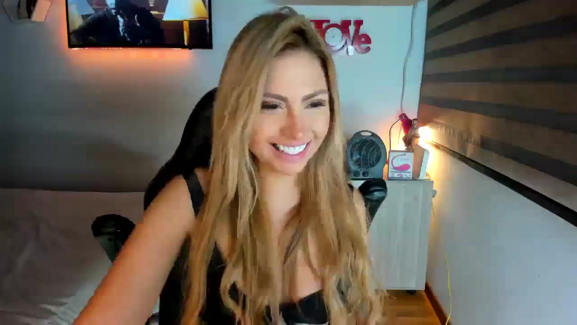 Gallery image thumbnail from Tata_Ss's myfreecams stream on, 12/25/2023, 23:46 image 8 of 20