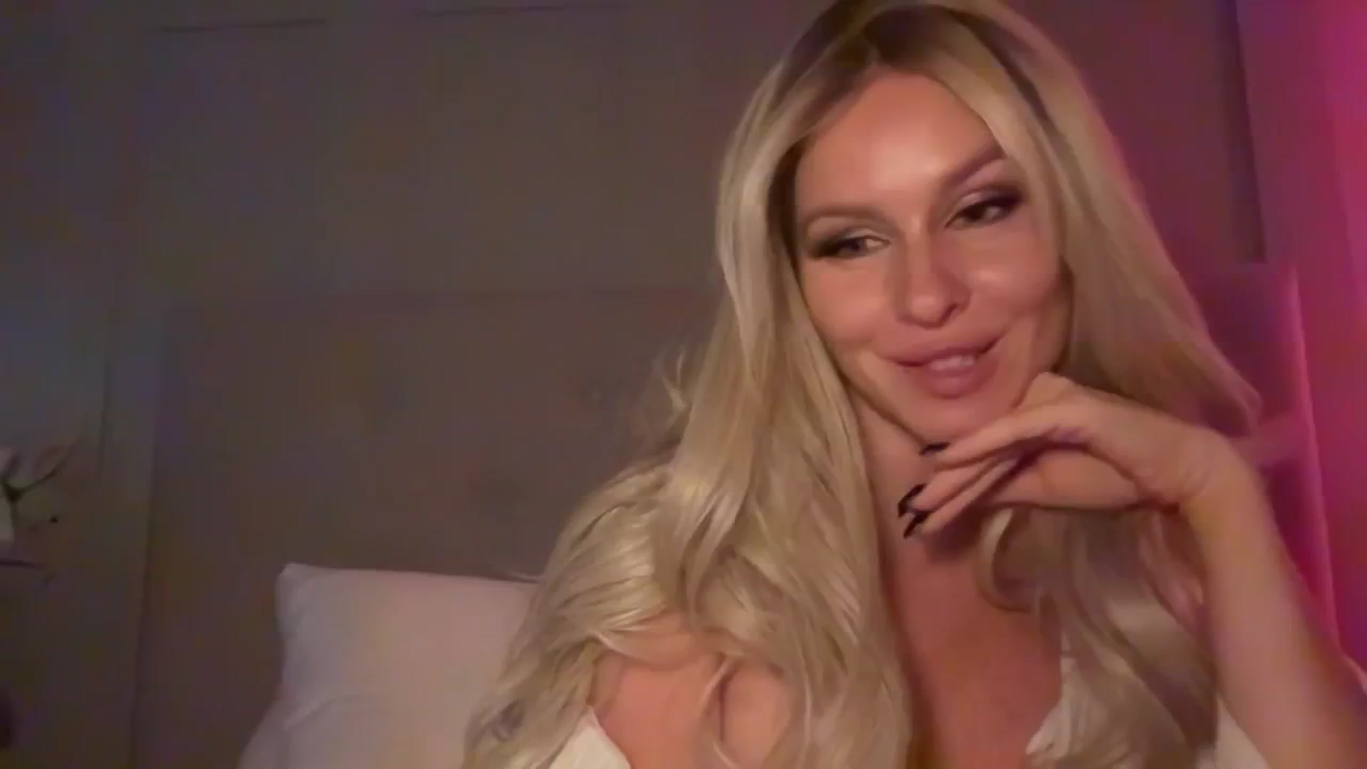 Gallery image thumbnail from TatiTate's myfreecams stream on, 08/19/2025, 03:36 image 8 of 20