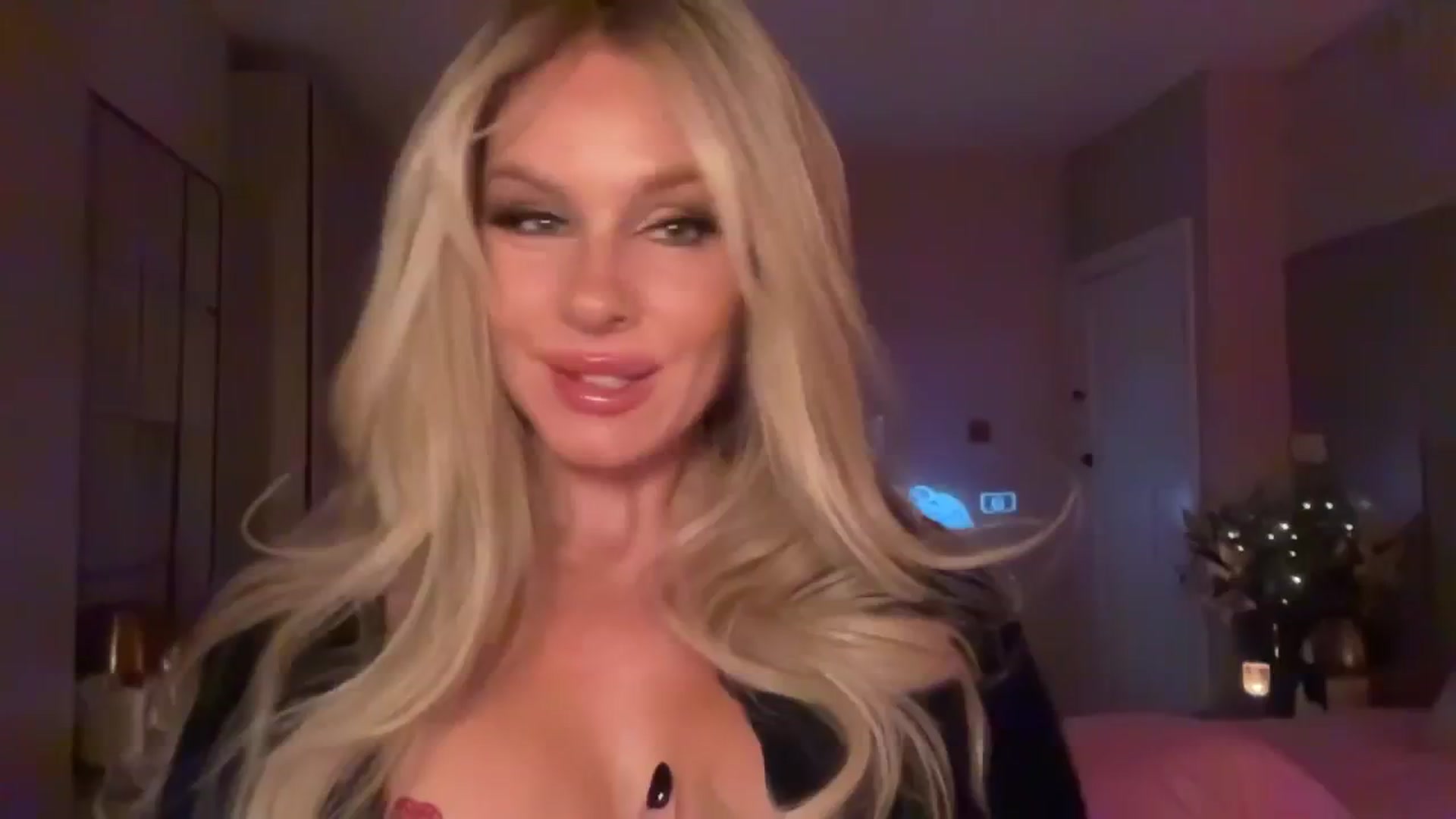 Gallery image thumbnail from TatiTate's myfreecams stream on, 08/19/2025, 21:29 image 6 of 20