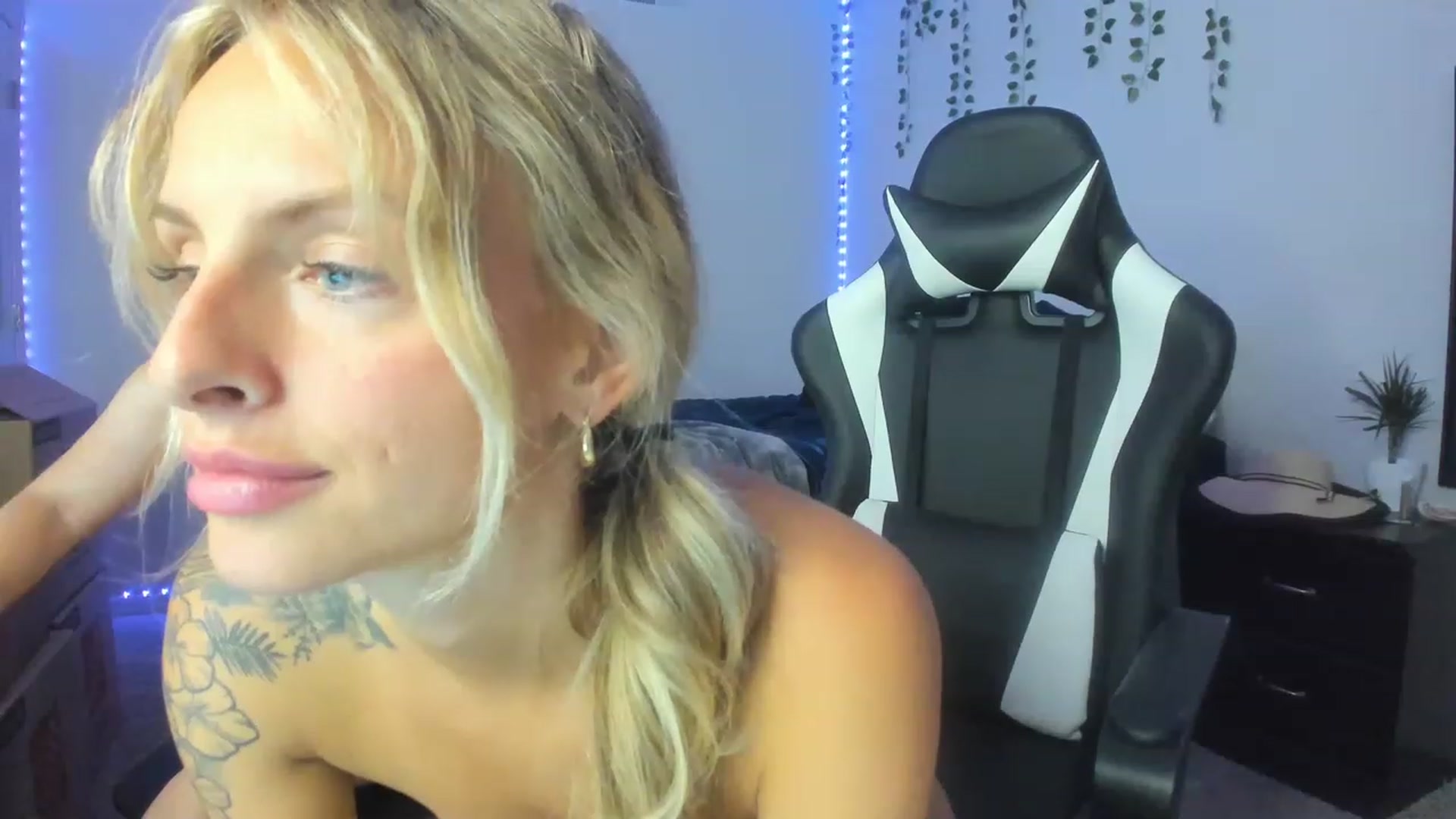 Gallery image thumbnail from Tati_Rae's myfreecams stream on, 11/20/2022, 05:11 image 18 of 20