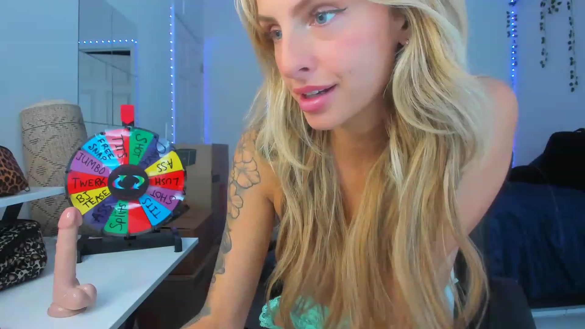Gallery image thumbnail from Tati_Rae's myfreecams stream on, 11/21/2022, 19:06 image 10 of 20