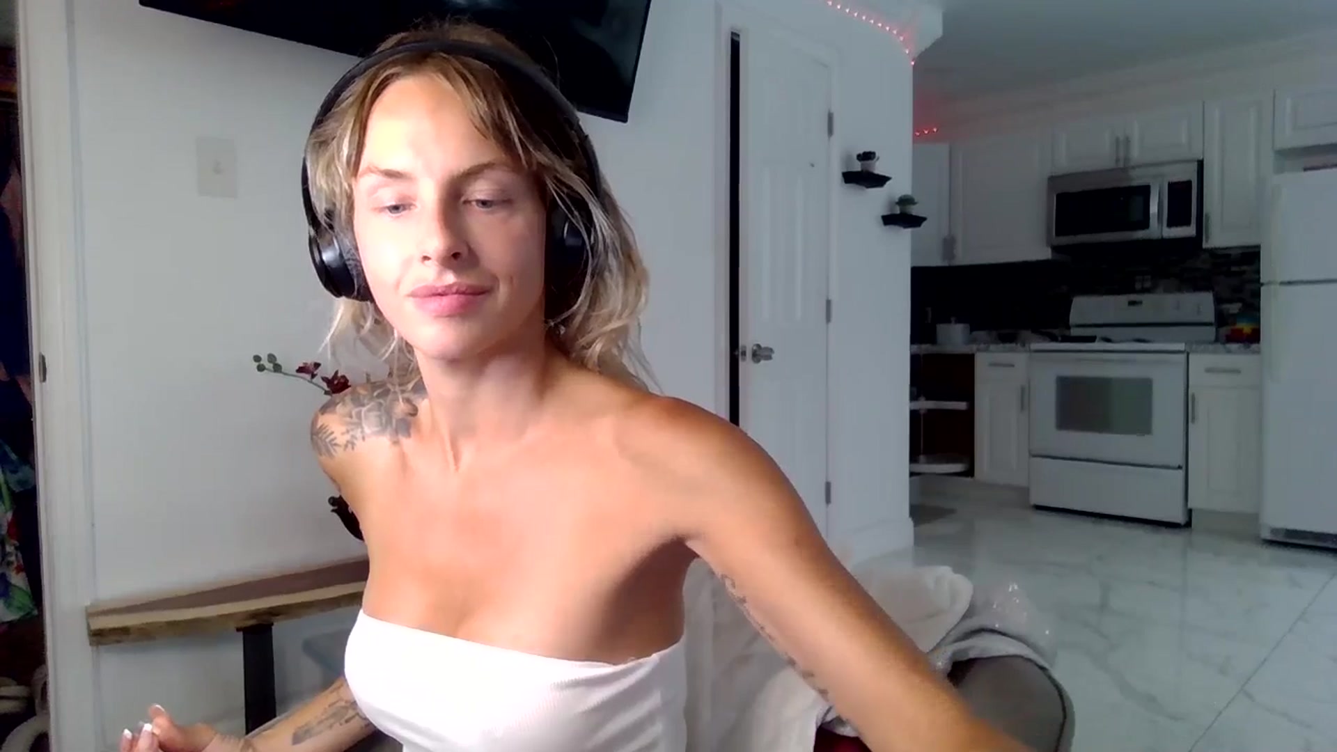 Gallery image thumbnail from Tati_Rae's myfreecams stream on, 09/01/2024, 16:18 image 10 of 20