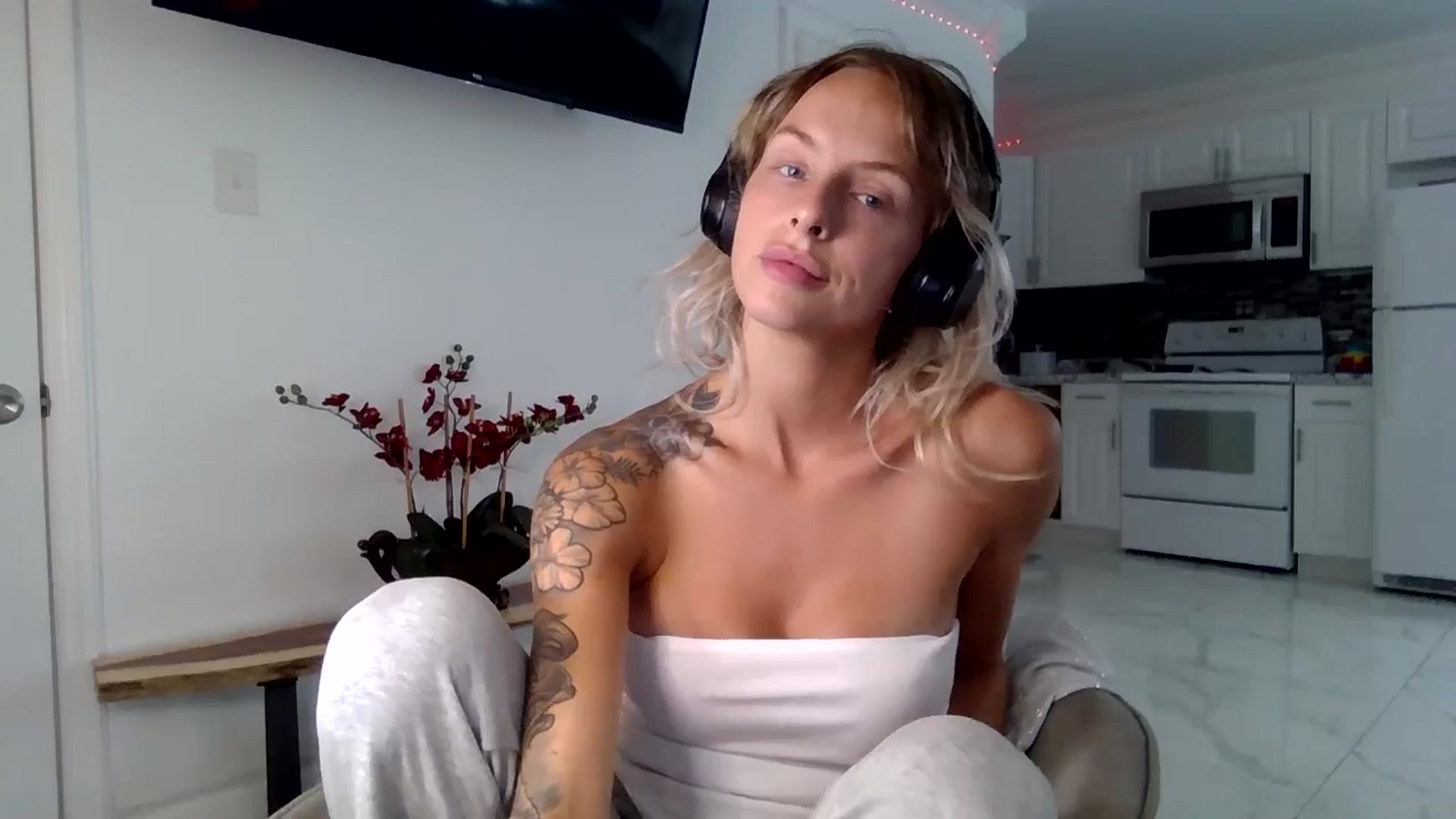 Gallery image thumbnail from Tati_Rae's myfreecams stream on, 09/01/2024, 16:18 image 18 of 20