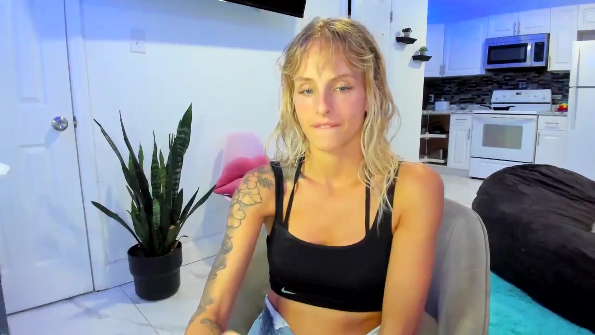 Gallery image thumbnail from Tati_Rae's myfreecams stream on, 09/11/2024, 01:02 image 15 of 20