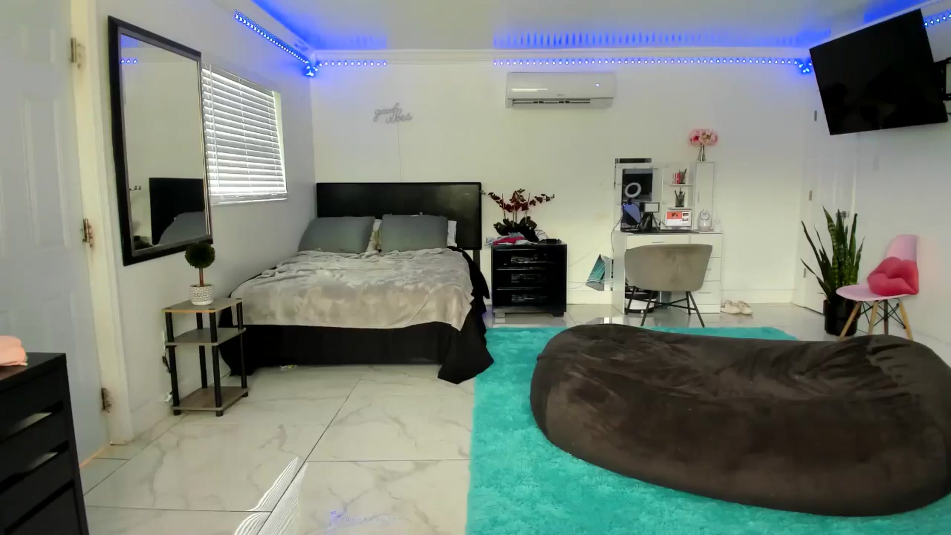 Gallery image thumbnail from Tati_Rae's myfreecams stream on, 09/12/2024, 16:28 image 8 of 20