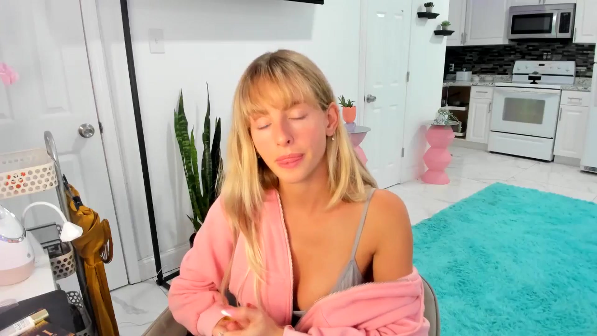 Gallery image thumbnail from Tati_Rae's myfreecams stream on, 12/22/2024, 17:58 image 5 of 20