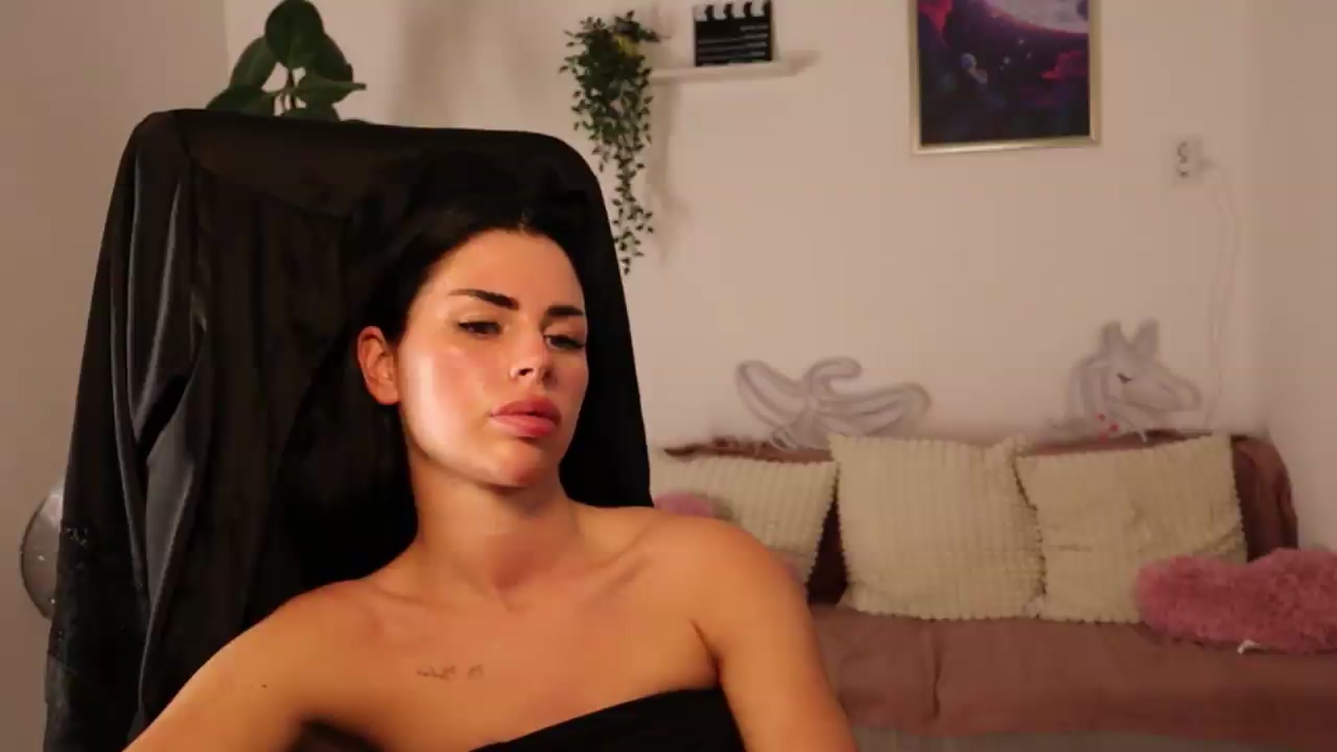 Gallery image thumbnail from TatianaXoxo's myfreecams stream on, 06/07/2026, 17:59 image 18 of 20