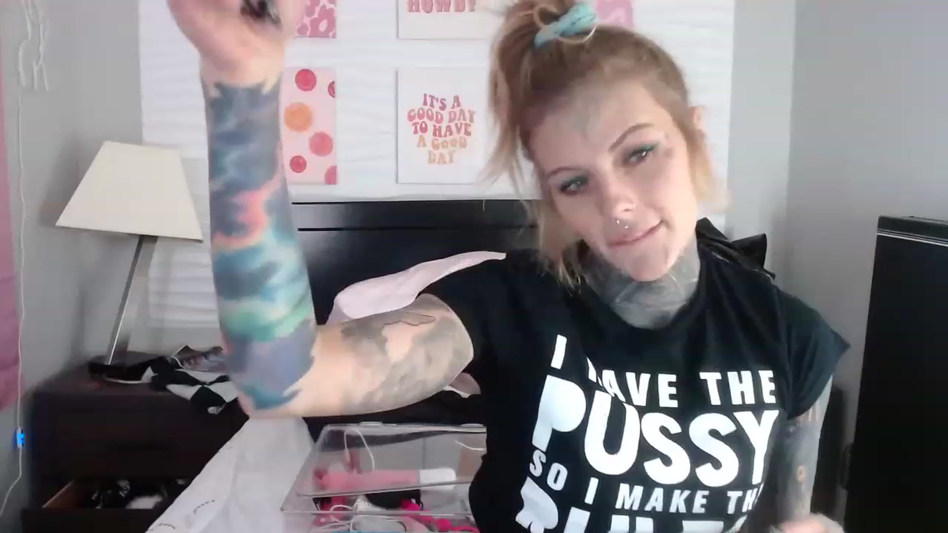 Gallery image thumbnail from Tattedcambrat's myfreecams stream on, 12/08/2022, 24:27 image 3 of 20
