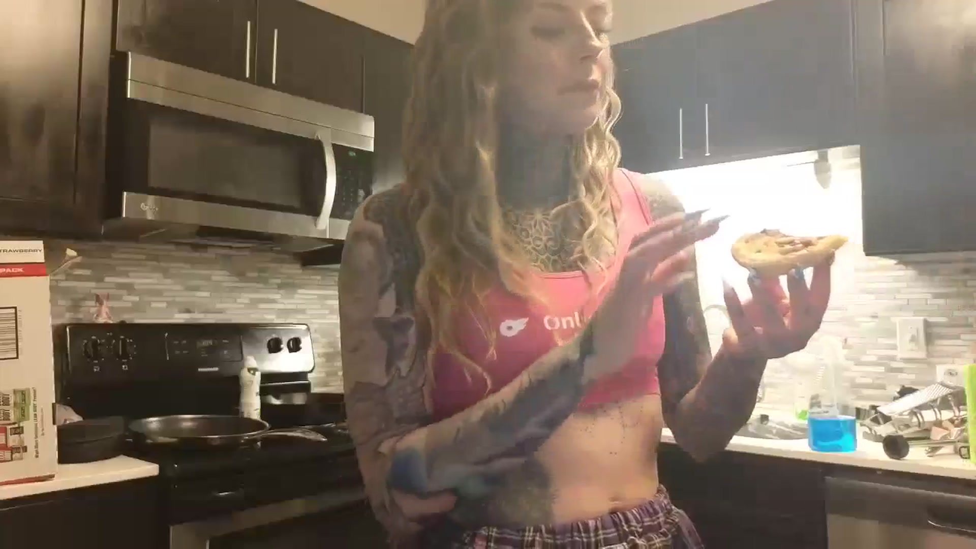 Gallery image thumbnail from Tattoedgusher's myfreecams stream on, 04/10/2024, 06:16 image 8 of 20