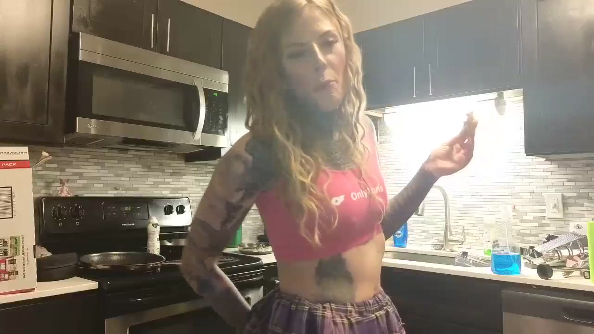 Gallery image thumbnail from Tattoedgusher's myfreecams stream on, 04/10/2024, 06:16 image 10 of 20