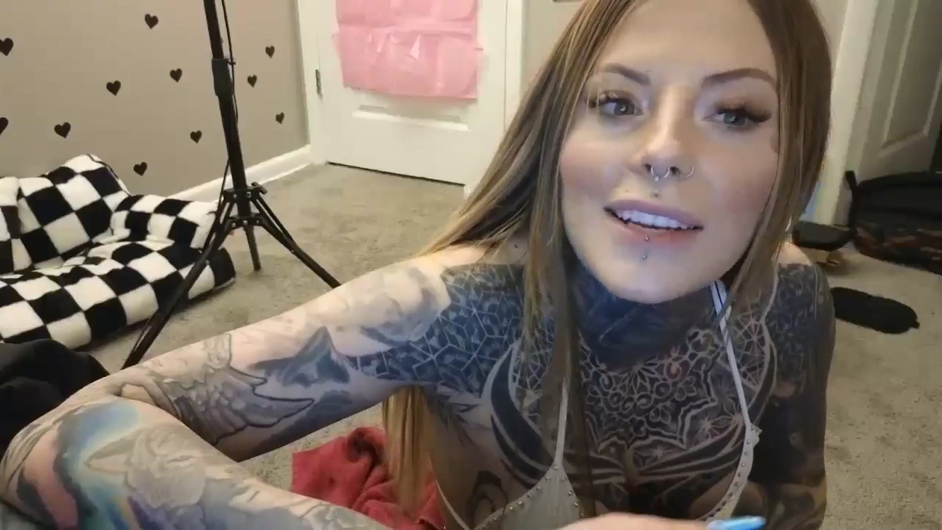 Gallery image thumbnail from Tattoedgusher's myfreecams stream on, 04/16/2024, 03:14 image 3 of 20