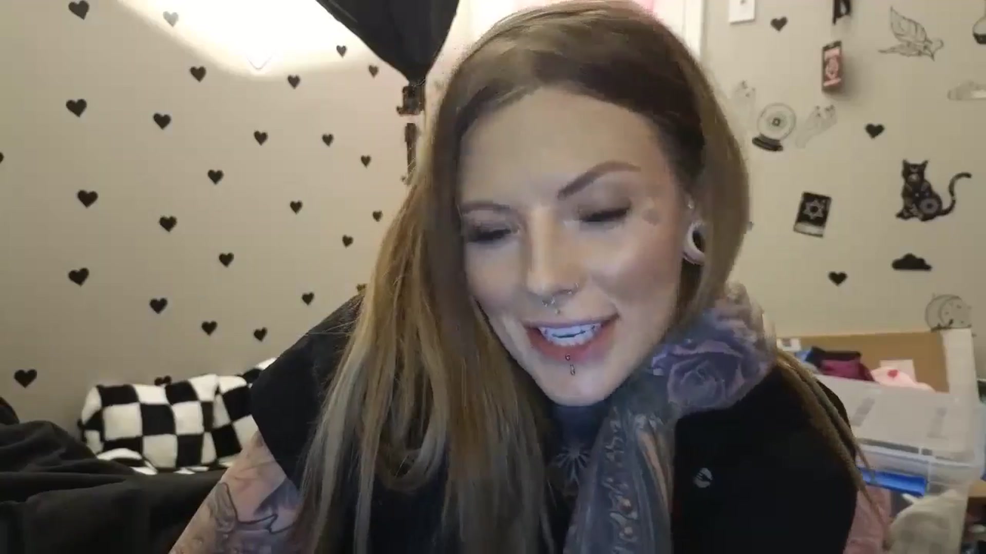 Gallery image thumbnail from Tattoedgusher's myfreecams stream on, 04/16/2024, 03:14 image 17 of 20