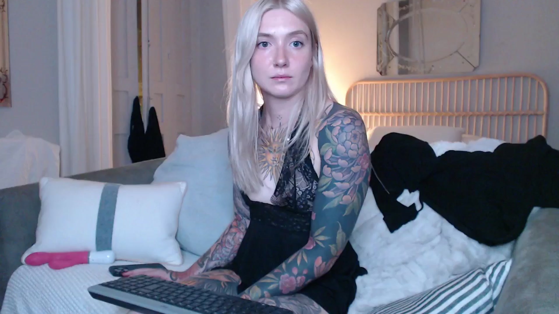 Gallery image thumbnail from Tattoo_bbgirl's myfreecams stream on, 12/21/2024, 23:20 image 18 of 20