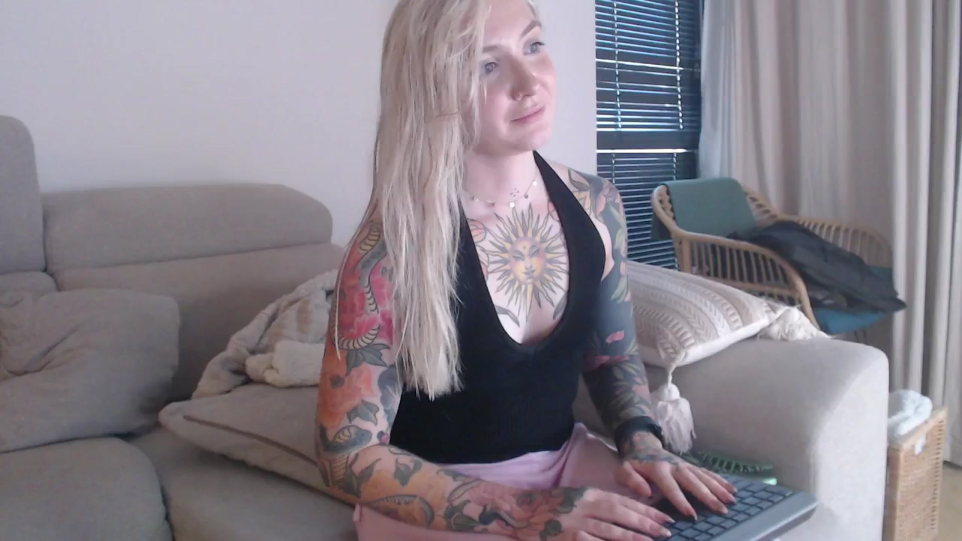 Gallery image thumbnail from Tattoo_bbgirl's myfreecams stream on, 10/28/2025, 16:33 image 5 of 20