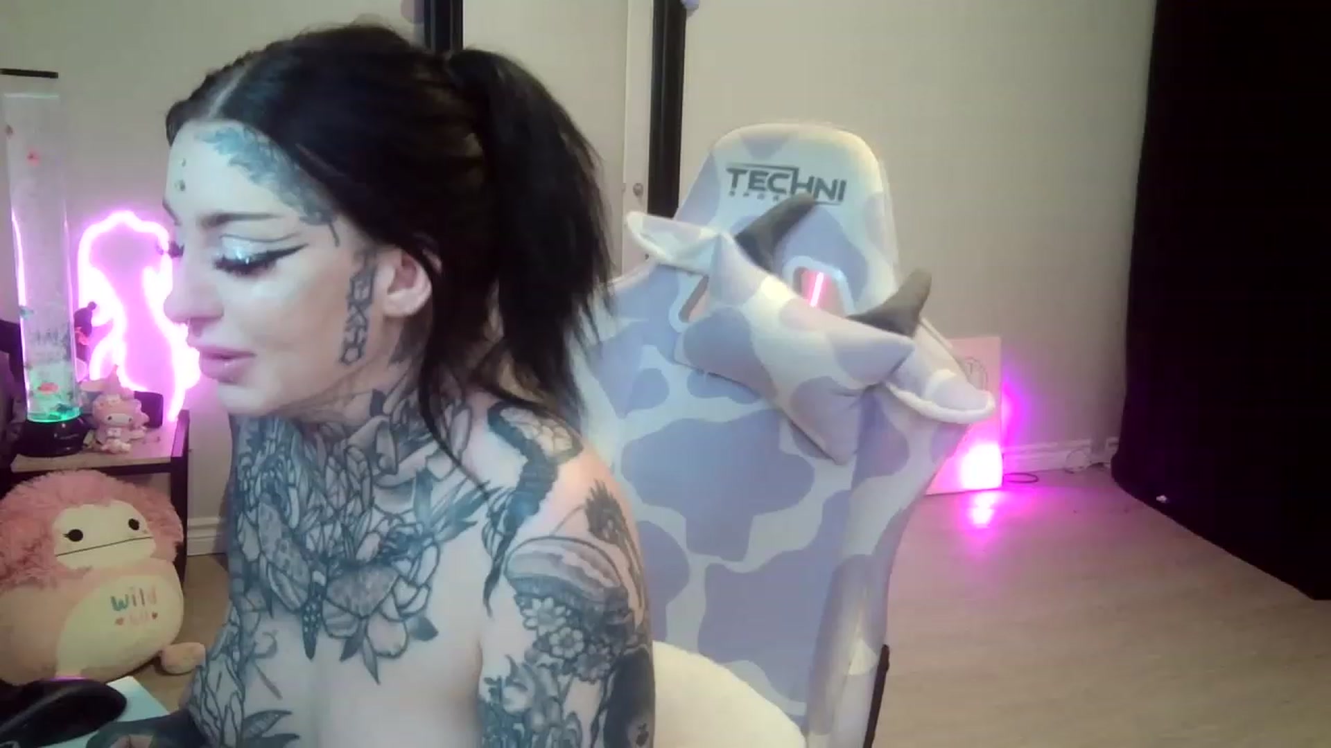 Gallery image thumbnail from Tattoobambi's myfreecams stream on, 07/19/2023, 04:36 image 1 of 20