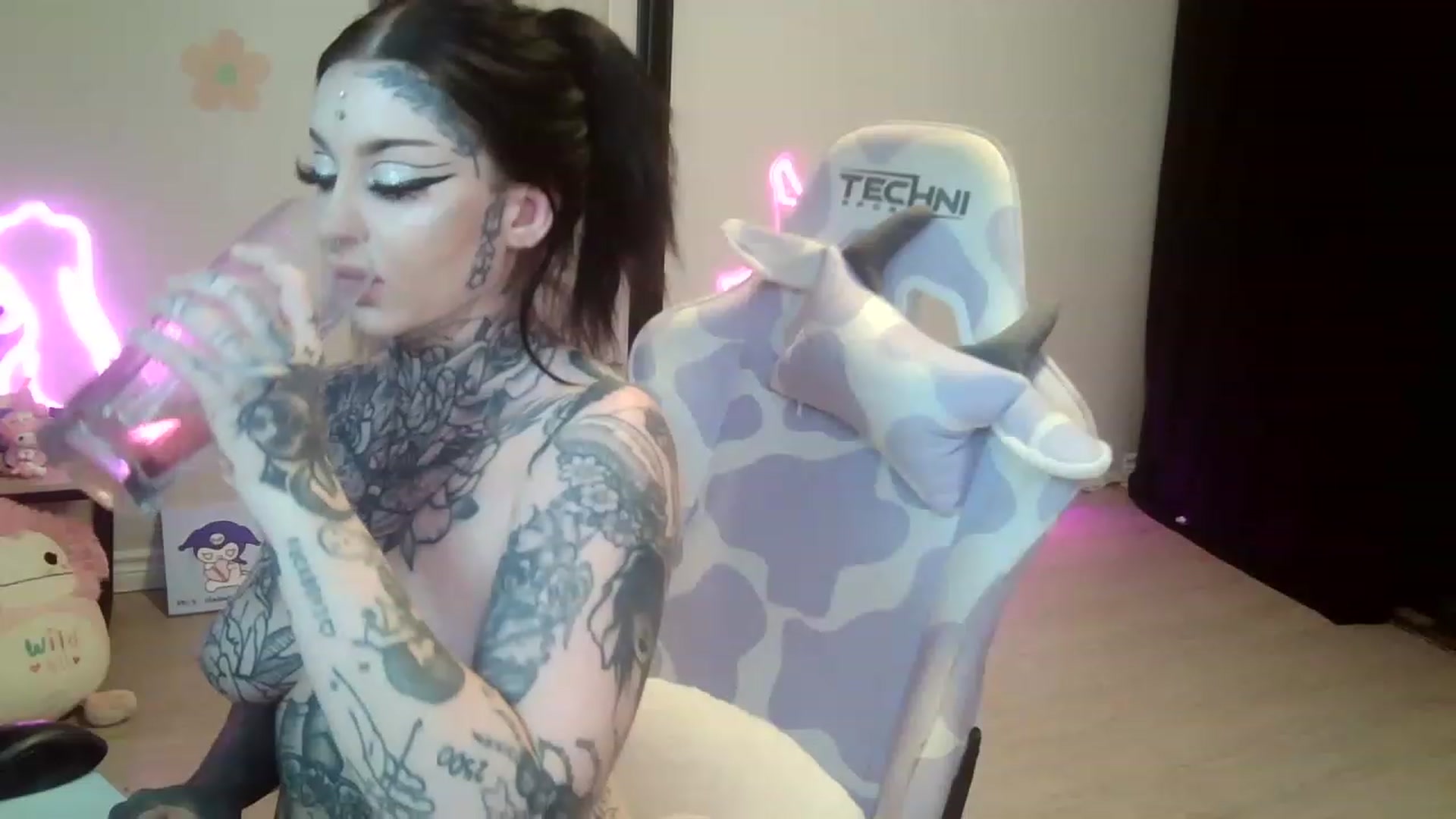 Gallery image thumbnail from Tattoobambi's myfreecams stream on, 07/19/2023, 04:36 image 2 of 20