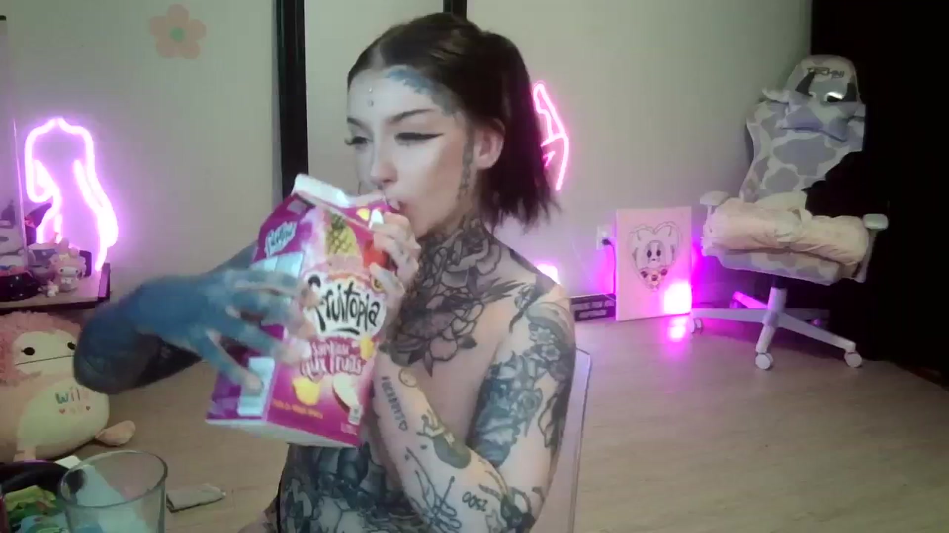 Gallery image thumbnail from Tattoobambi's myfreecams stream on, 07/22/2023, 02:57 image 8 of 20
