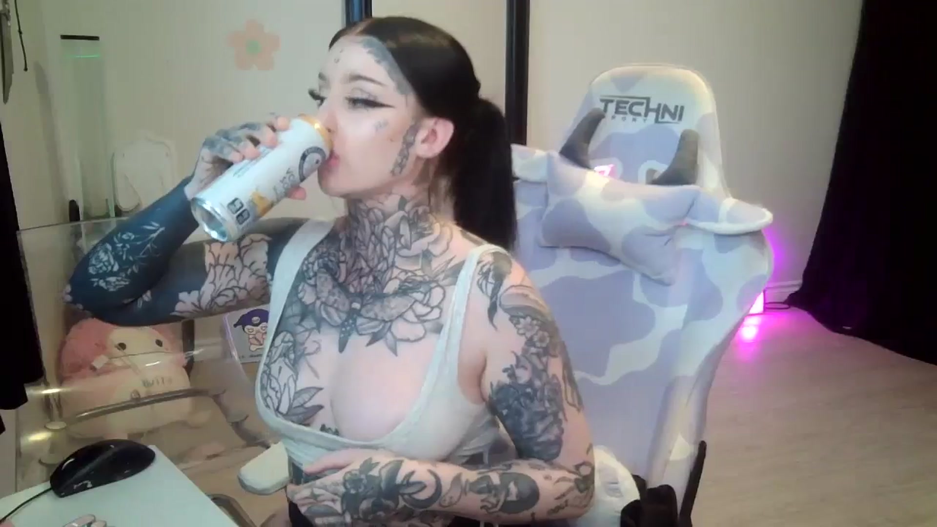 Gallery image thumbnail from Tattoobambi's myfreecams stream on, 07/24/2023, 24:00 image 4 of 20