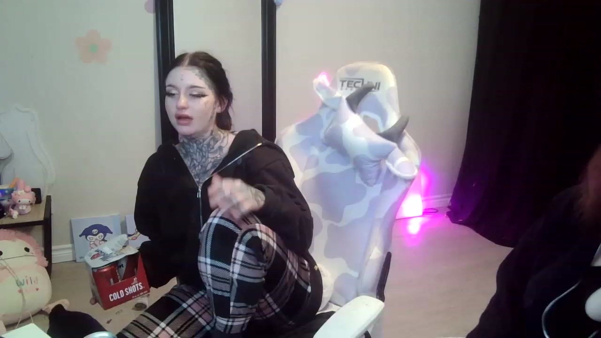Gallery image thumbnail from Tattoobambi's myfreecams stream on, 07/24/2023, 06:44 image 6 of 20