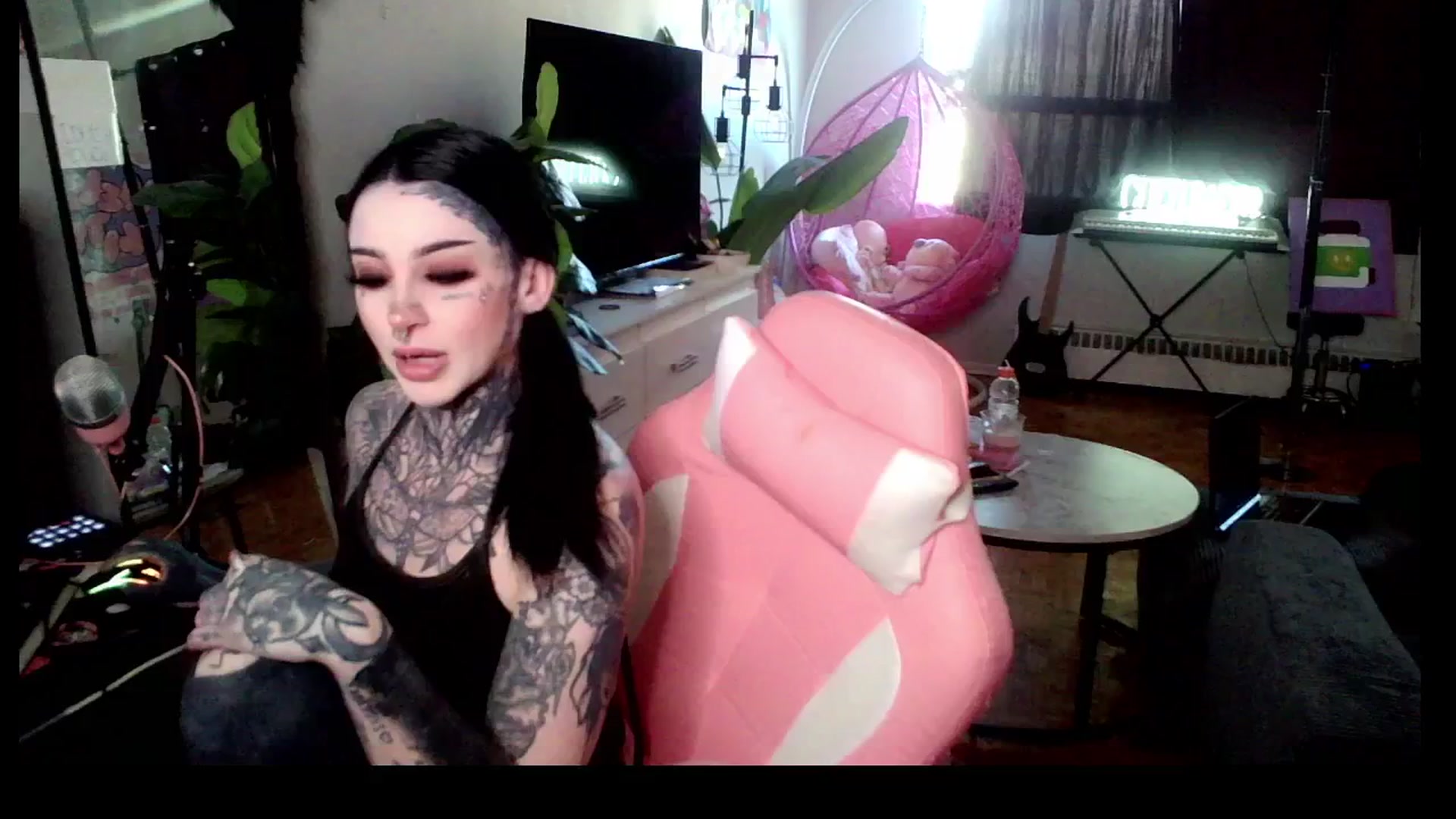 Gallery image thumbnail from Tattoobambi's myfreecams stream on, 04/17/2025, 21:40 image 13 of 20