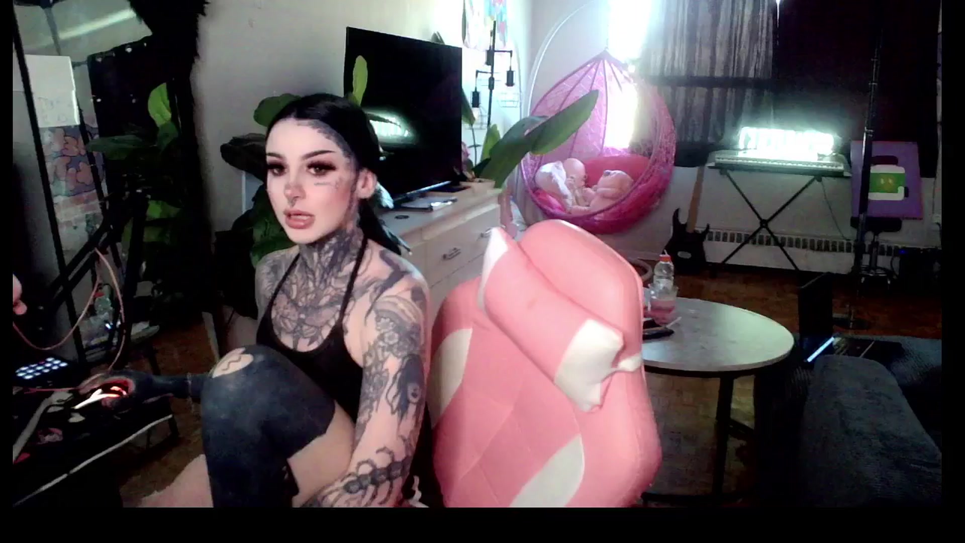 Gallery image thumbnail from Tattoobambi's myfreecams stream on, 04/17/2025, 21:40 image 4 of 20