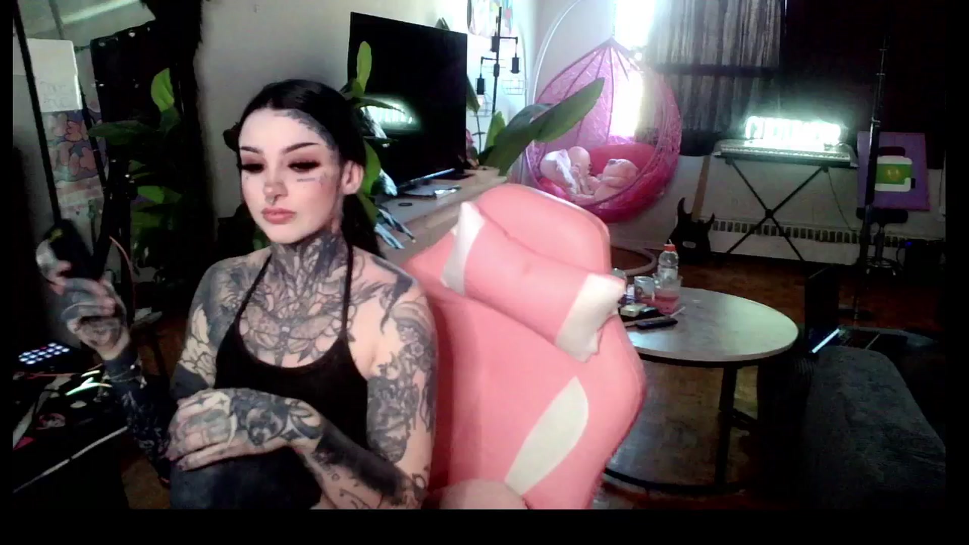 Gallery image thumbnail from Tattoobambi's myfreecams stream on, 04/17/2025, 21:40 image 12 of 20