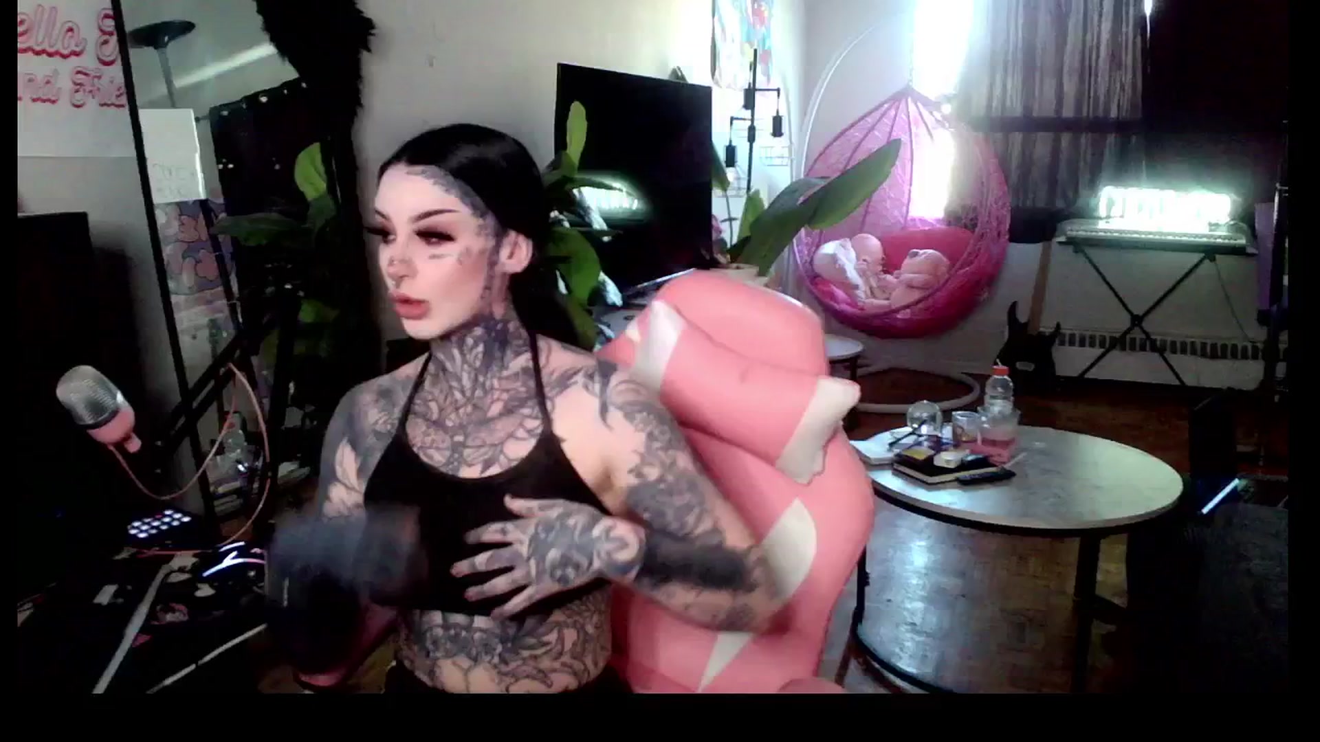 Gallery image thumbnail from Tattoobambi's myfreecams stream on, 04/17/2025, 21:40 image 1 of 20