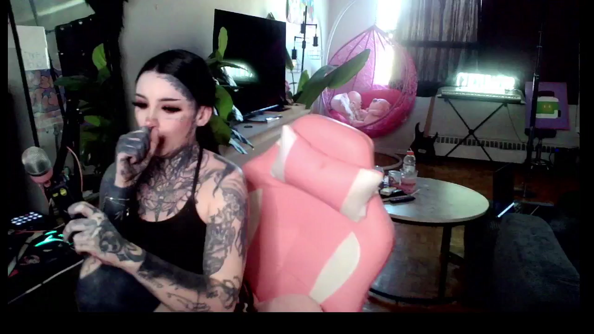 Gallery image thumbnail from Tattoobambi's myfreecams stream on, 04/17/2025, 21:40 image 11 of 20