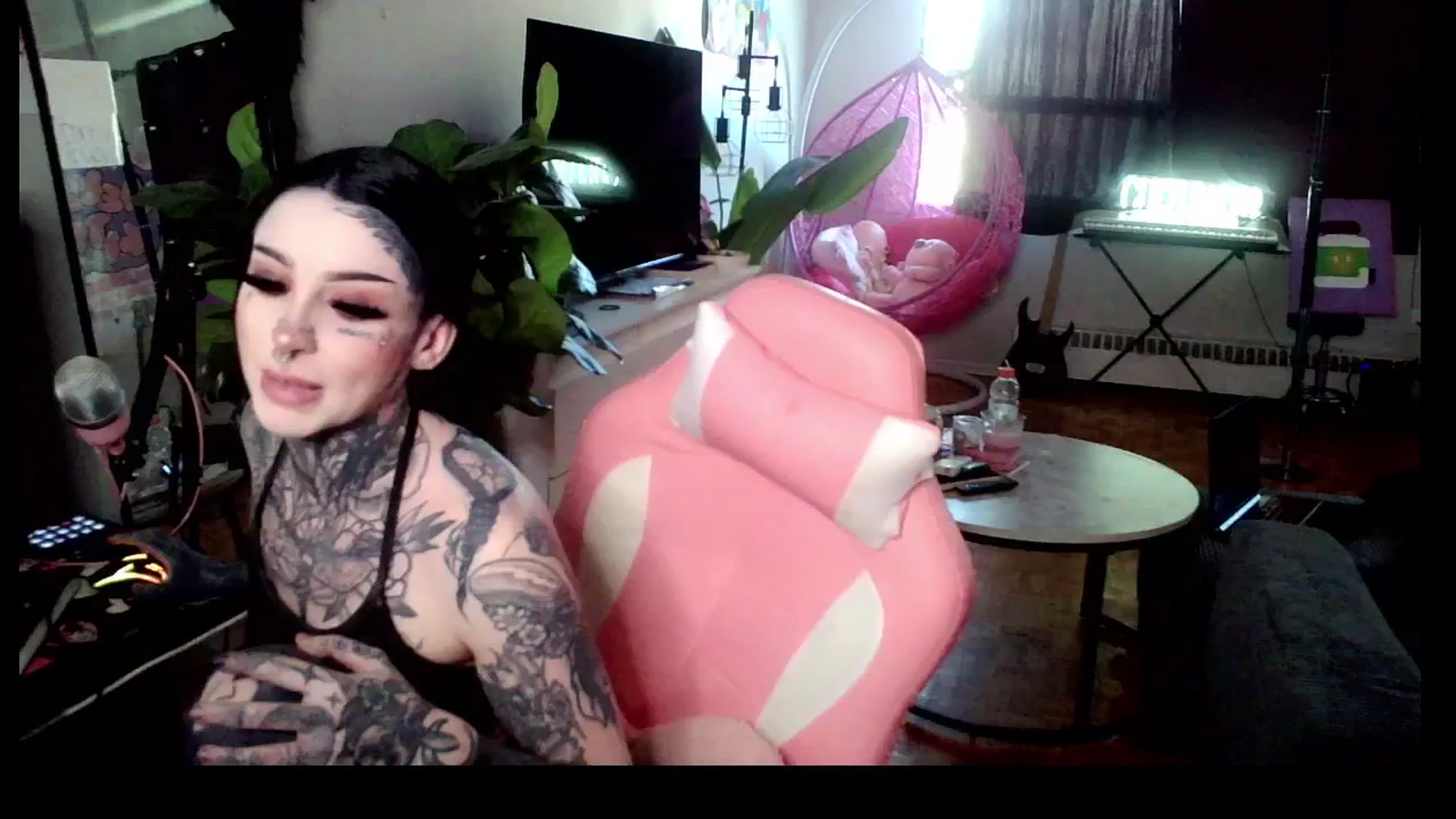 Gallery image thumbnail from Tattoobambi's myfreecams stream on, 04/17/2025, 21:40 image 17 of 20