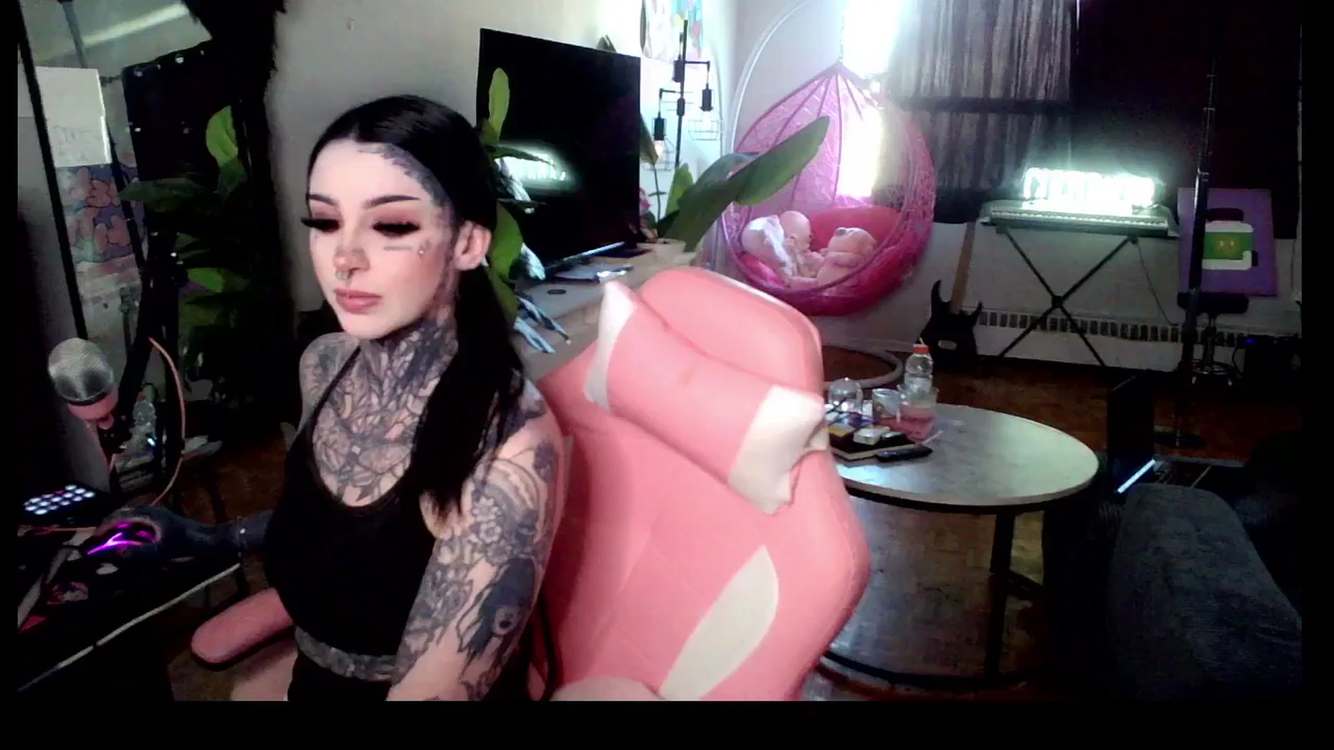 Gallery image thumbnail from Tattoobambi's myfreecams stream on, 04/17/2025, 21:40 image 10 of 20