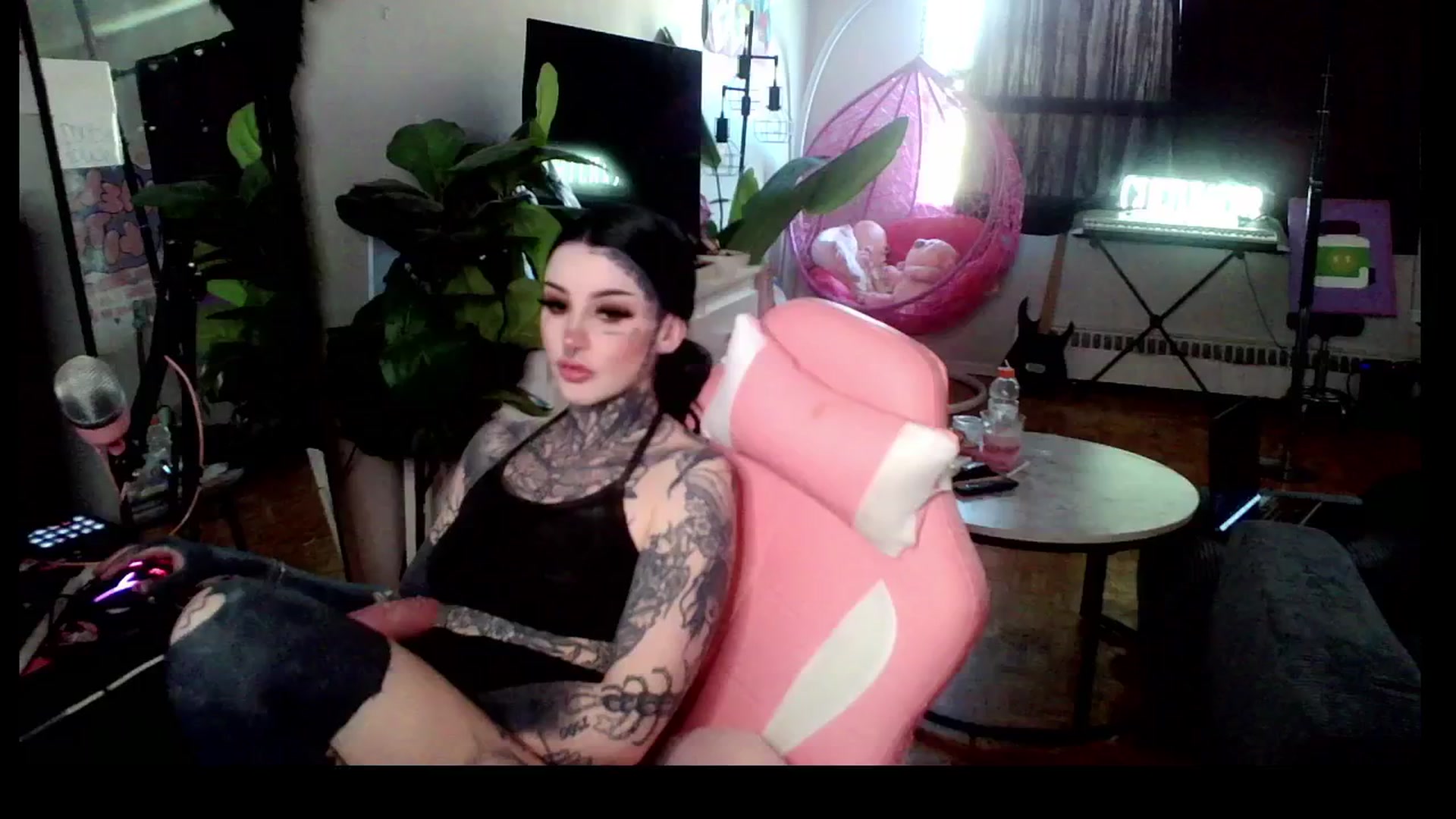 Gallery image thumbnail from Tattoobambi's myfreecams stream on, 04/17/2025, 21:40 image 18 of 20