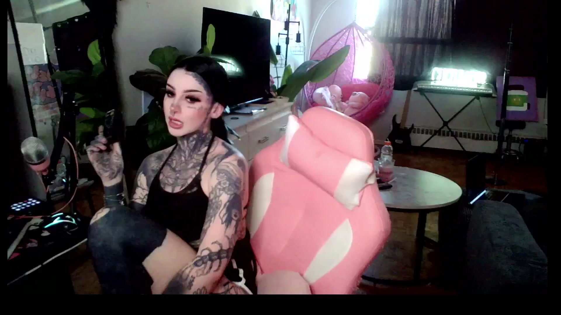 Gallery image thumbnail from Tattoobambi's myfreecams stream on, 04/17/2025, 21:40 image 16 of 20