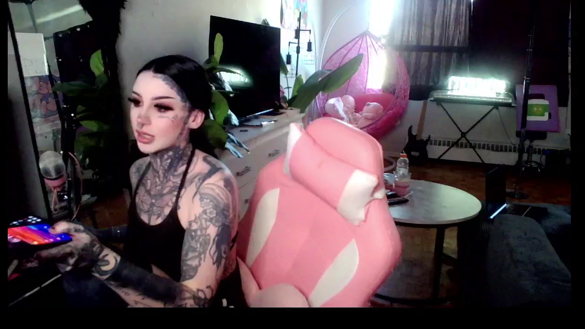 Gallery image thumbnail from Tattoobambi's myfreecams stream on, 04/17/2025, 21:40 image 7 of 20
