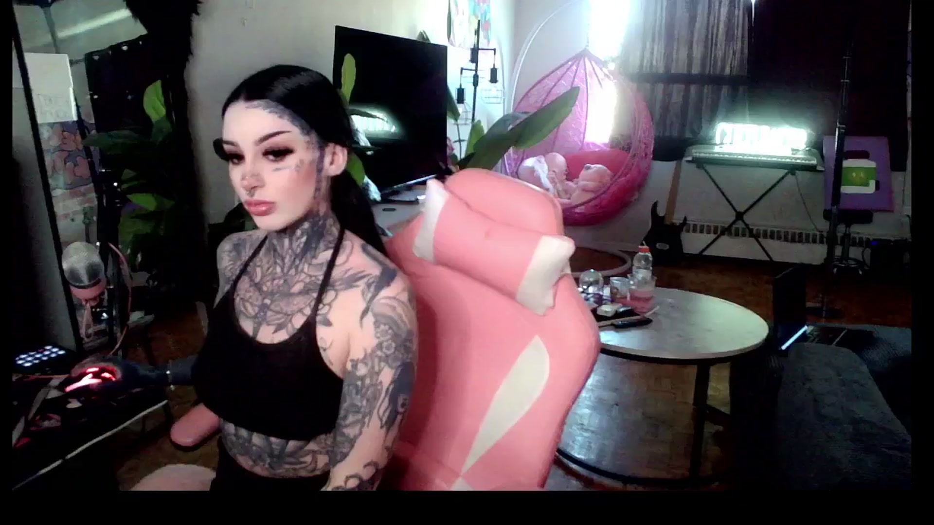 Gallery image thumbnail from Tattoobambi's myfreecams stream on, 04/17/2025, 21:40 image 5 of 20