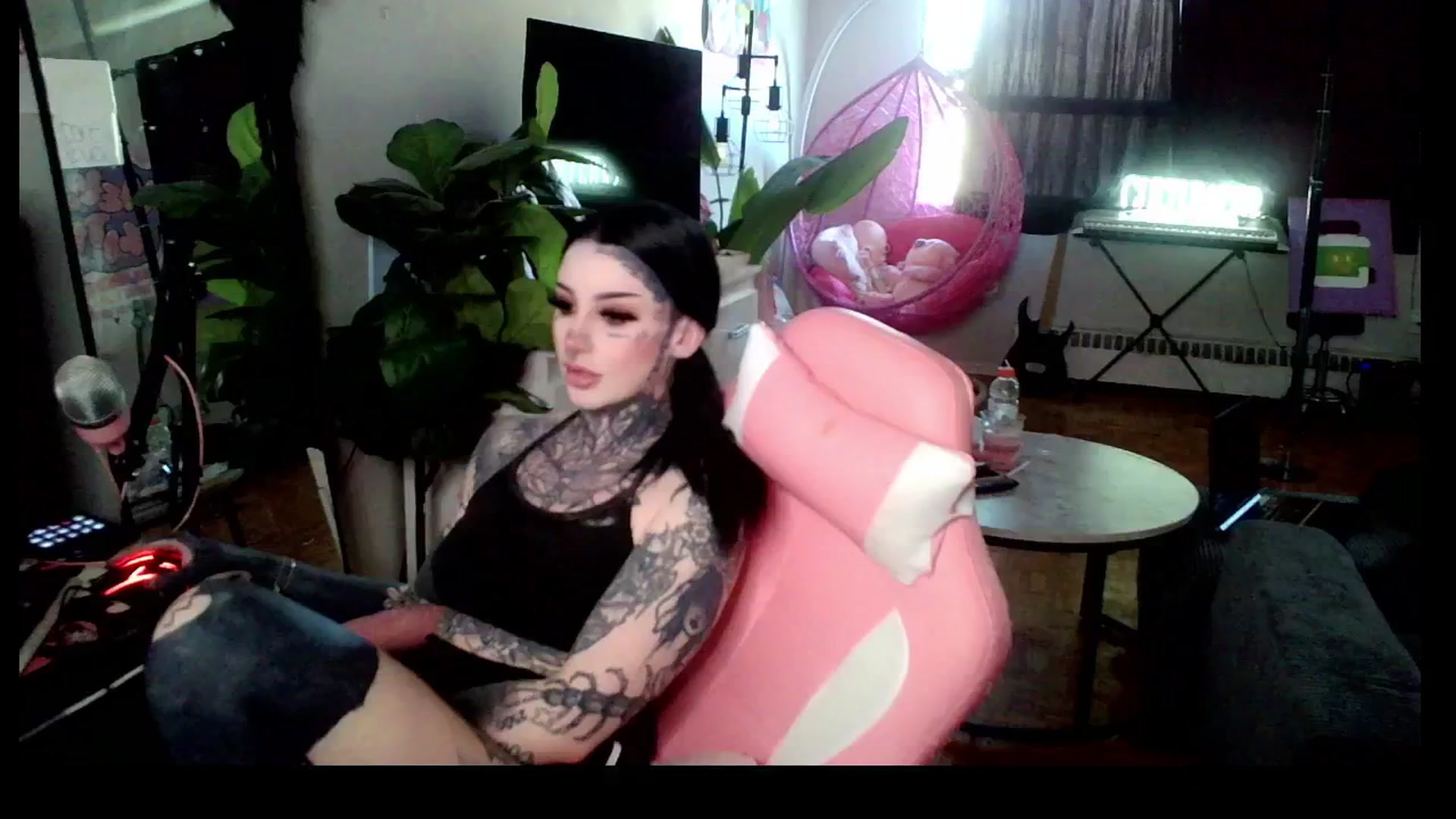 Gallery image thumbnail from Tattoobambi's myfreecams stream on, 04/17/2025, 21:40 image 14 of 20