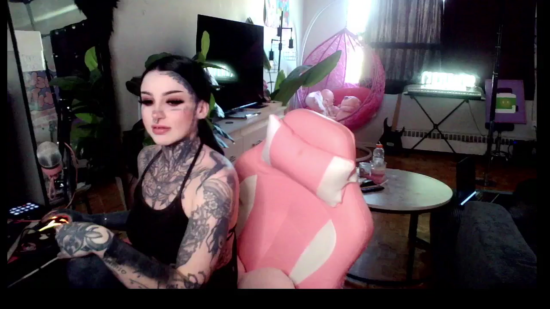 Gallery image thumbnail from Tattoobambi's myfreecams stream on, 04/17/2025, 21:40 image 8 of 20